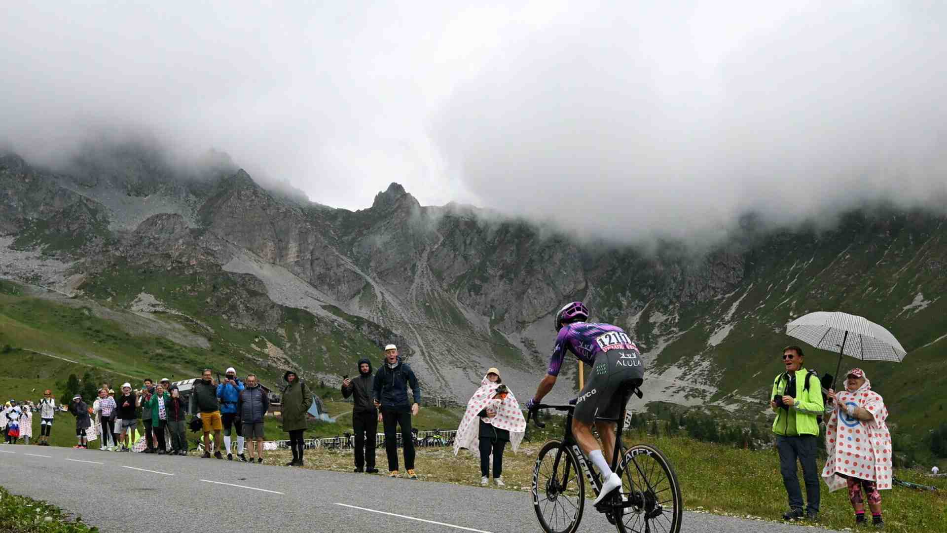 Sul colle che non c'era ha vinto Ben O'Connor, il corridore che non doveva esserci