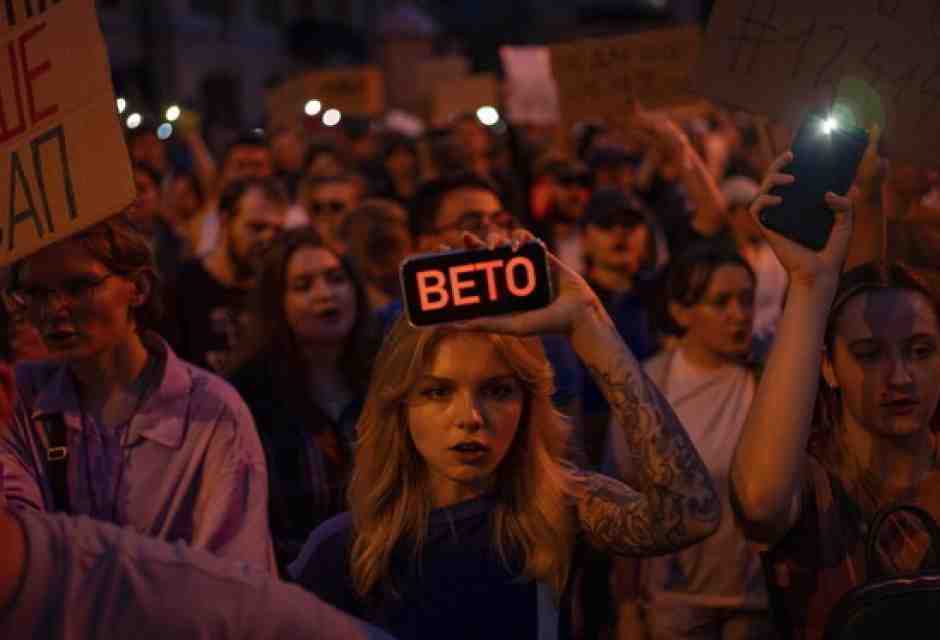 La protesta fiera di Kyiv porta Zelensky a un cenno di riconciliazione