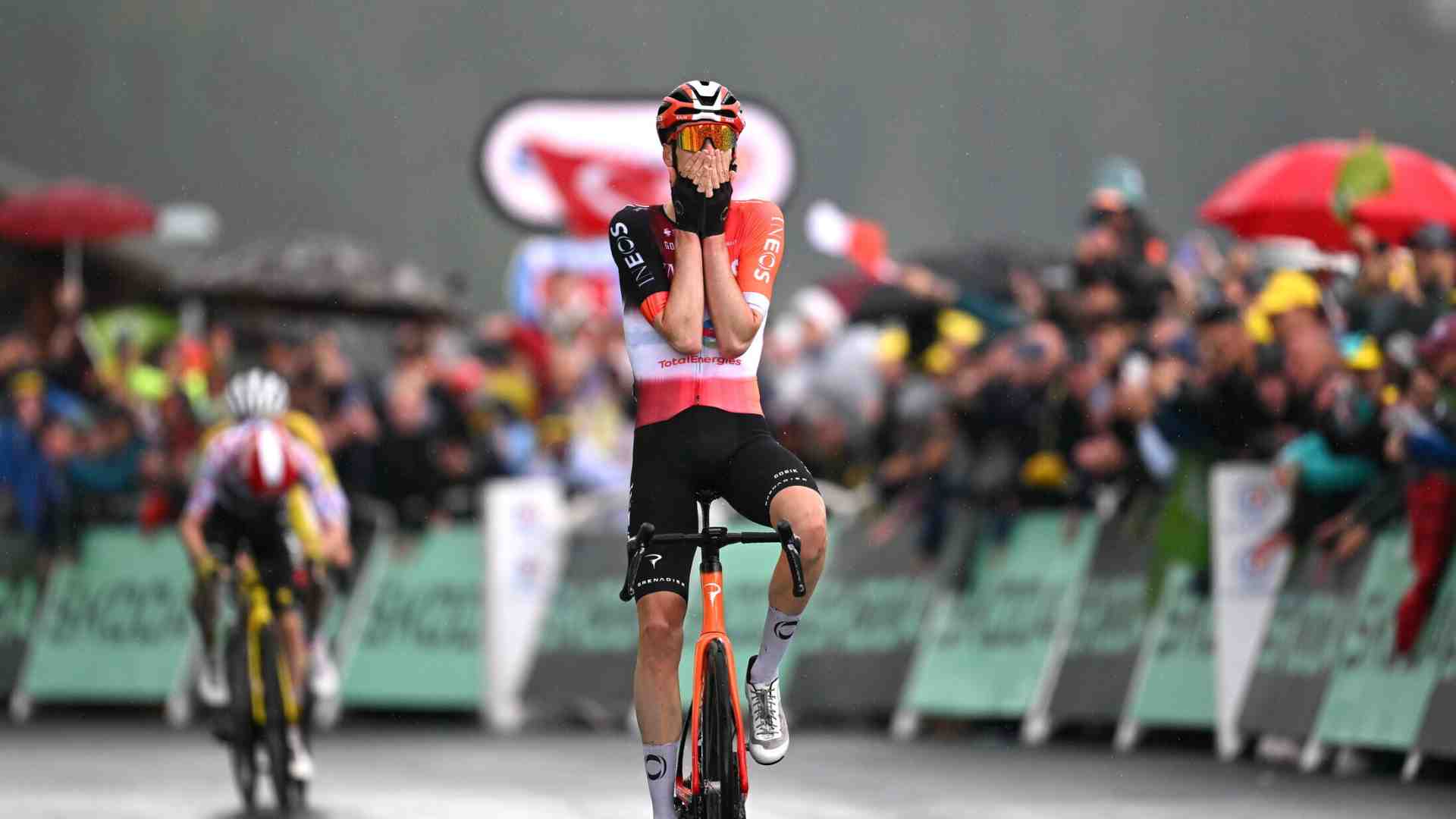 Tour de France 2025 | La visione di Primoz Roglic, il sole nella pioggia di Thymen Arensman