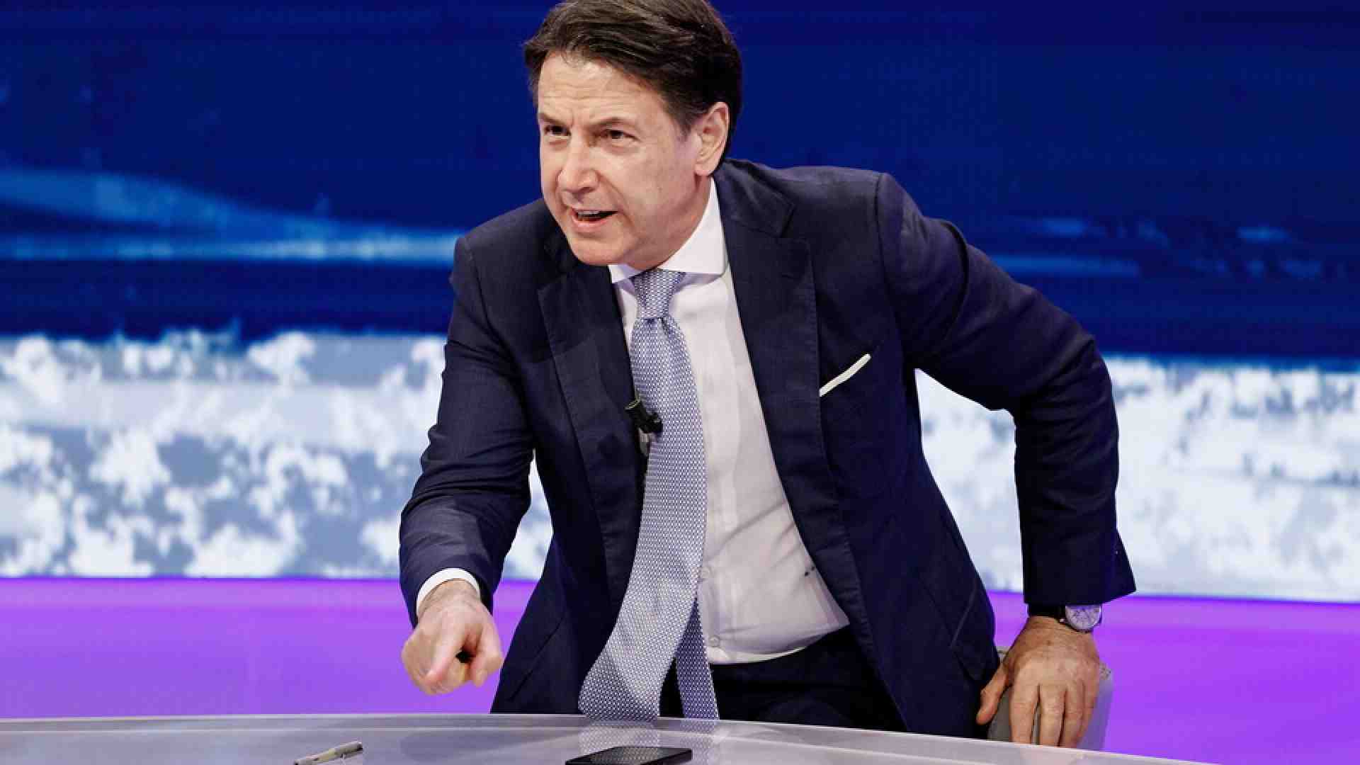 Conte vuole "assolvere" Ricci. Il Pd aspetta, lo prega, e spera