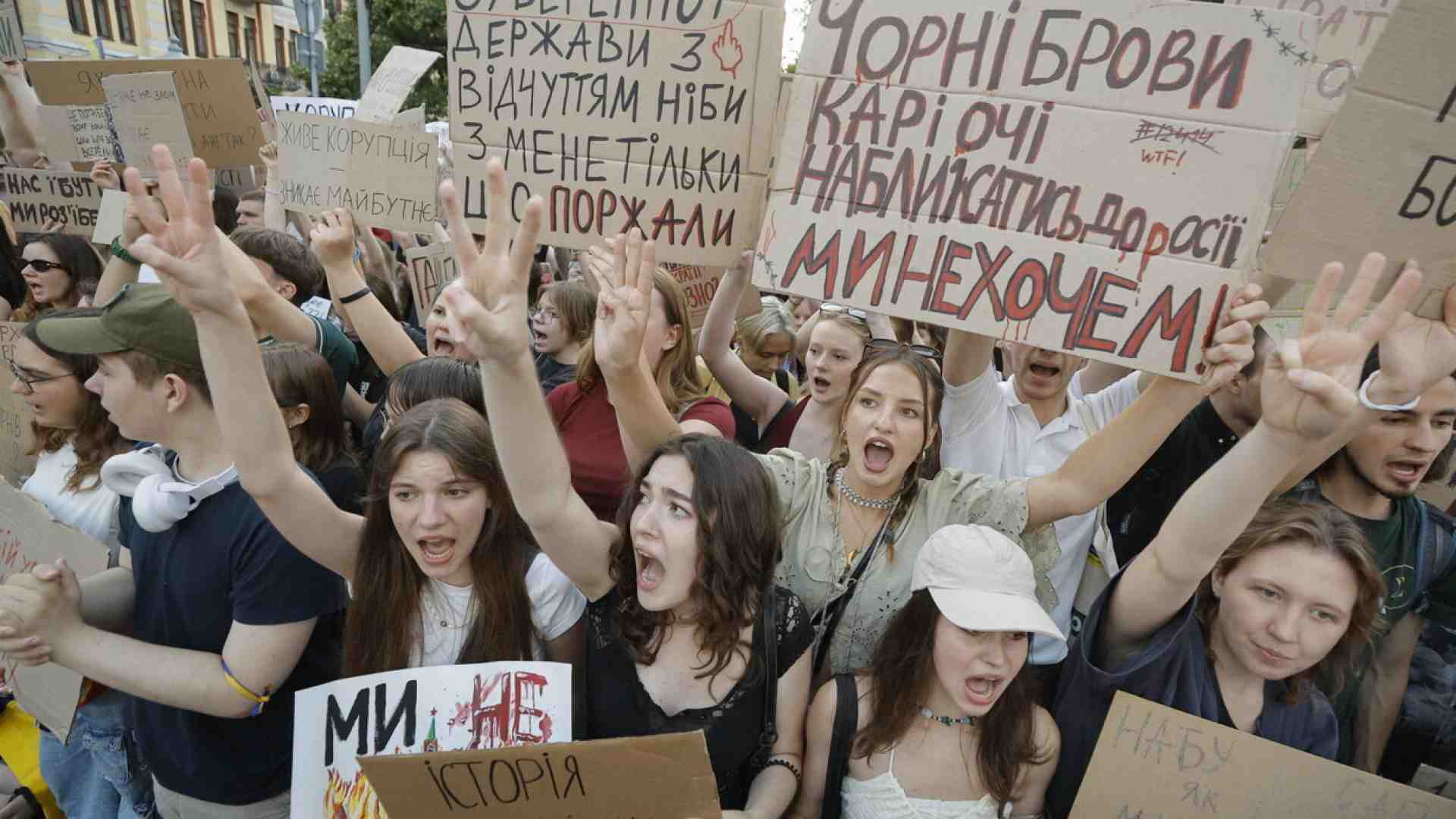 Le ragazze ucraine che guardano all'Europa e la desolazione della gioventù russa