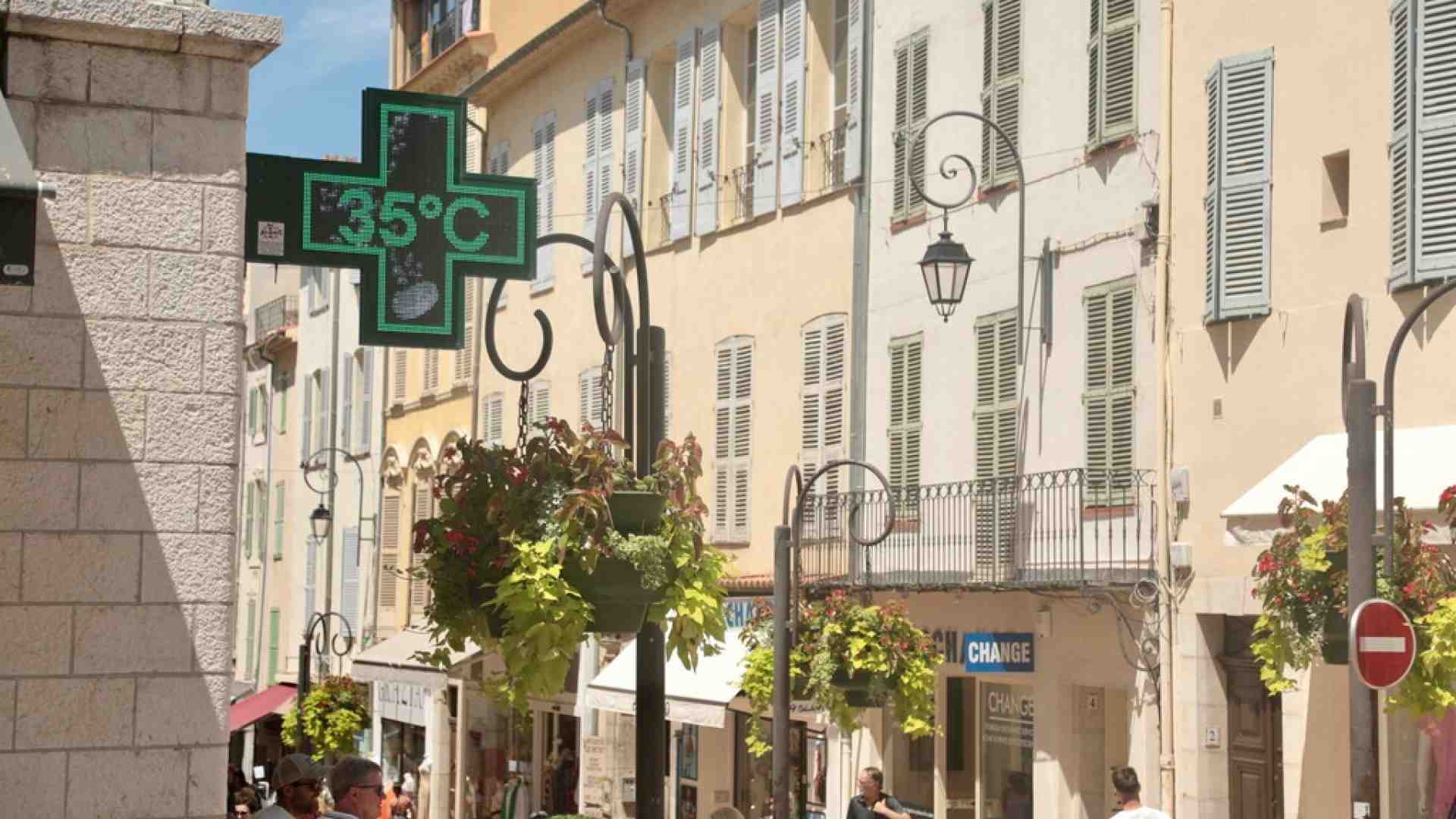 È luglio da sei mesi: il tempo si dilata, le città si svuotano, il calore scivola