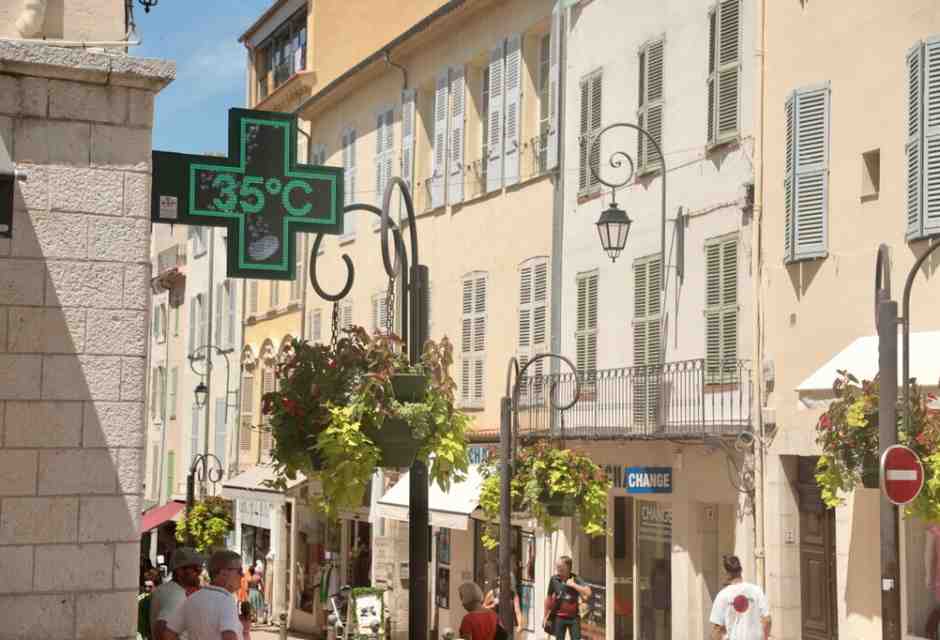 È luglio da sei mesi: il tempo si dilata, le città si svuotano, il calore scivola