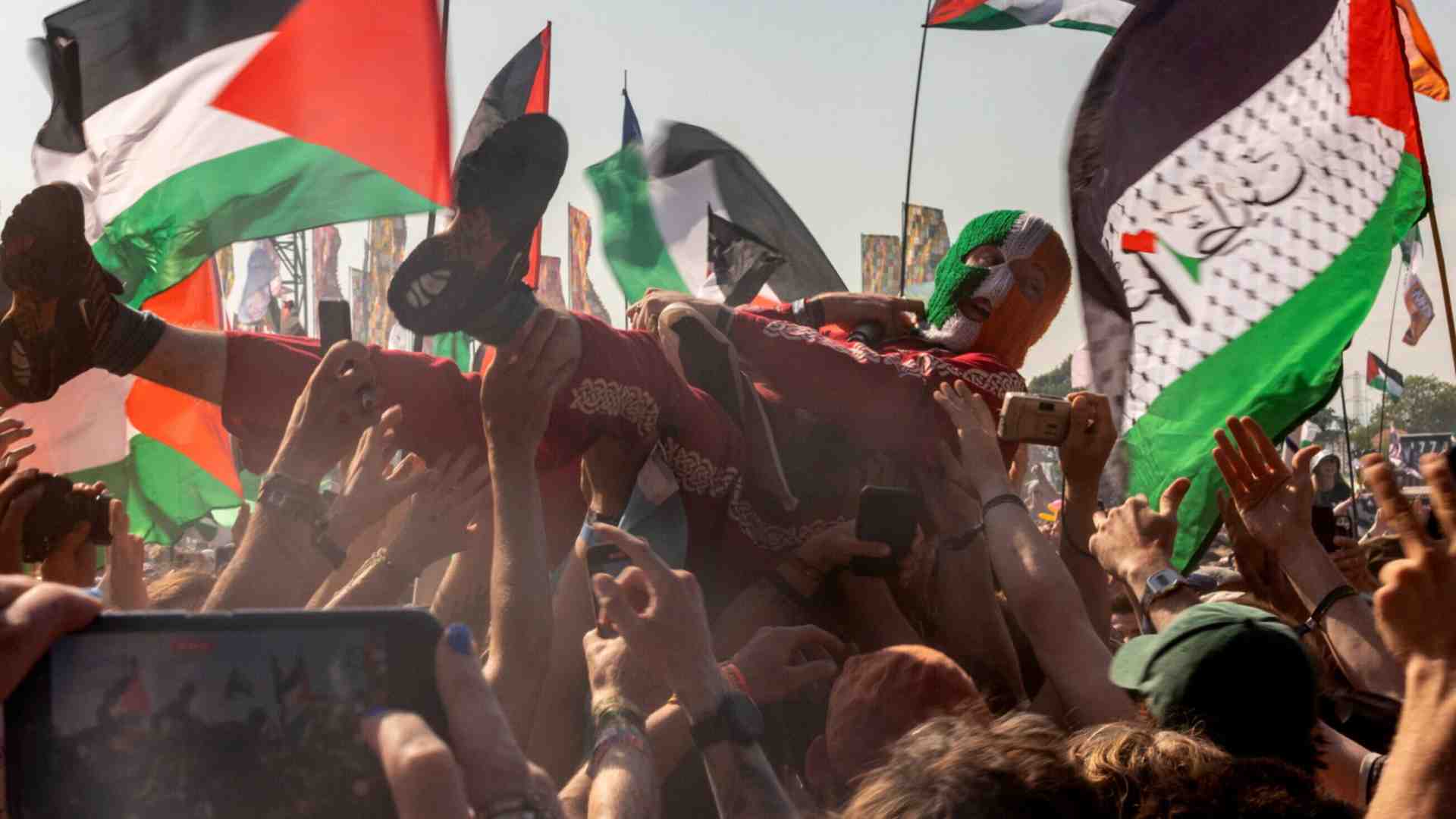 Attori, attrici, cantanti: se la politica è afona, alzano la voce per la causa del momento. E sono pure controproducenti