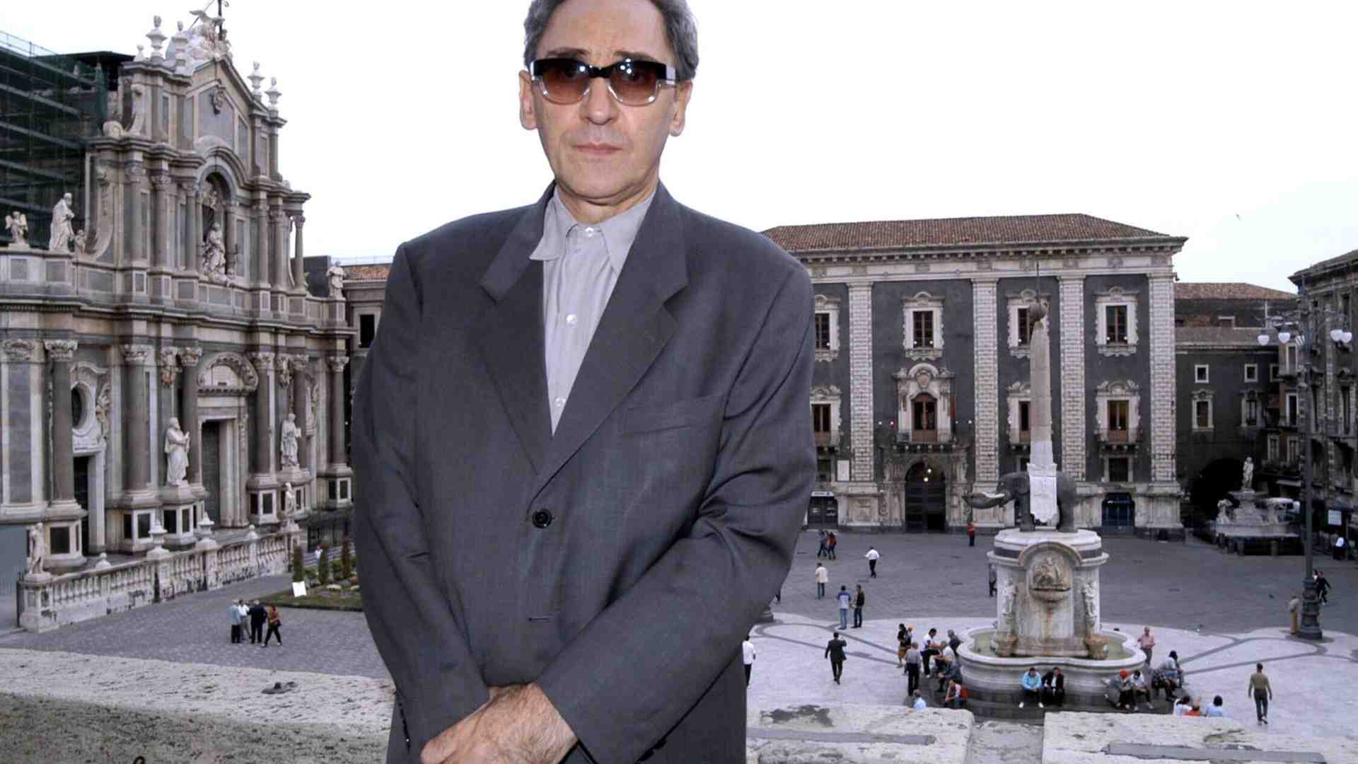 La Catania di Battiato, nera e bianca, che incanta e mette soggezione