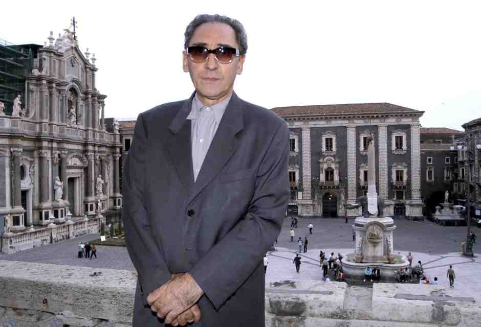 La Catania di Battiato, nera e bianca, che incanta e mette soggezione