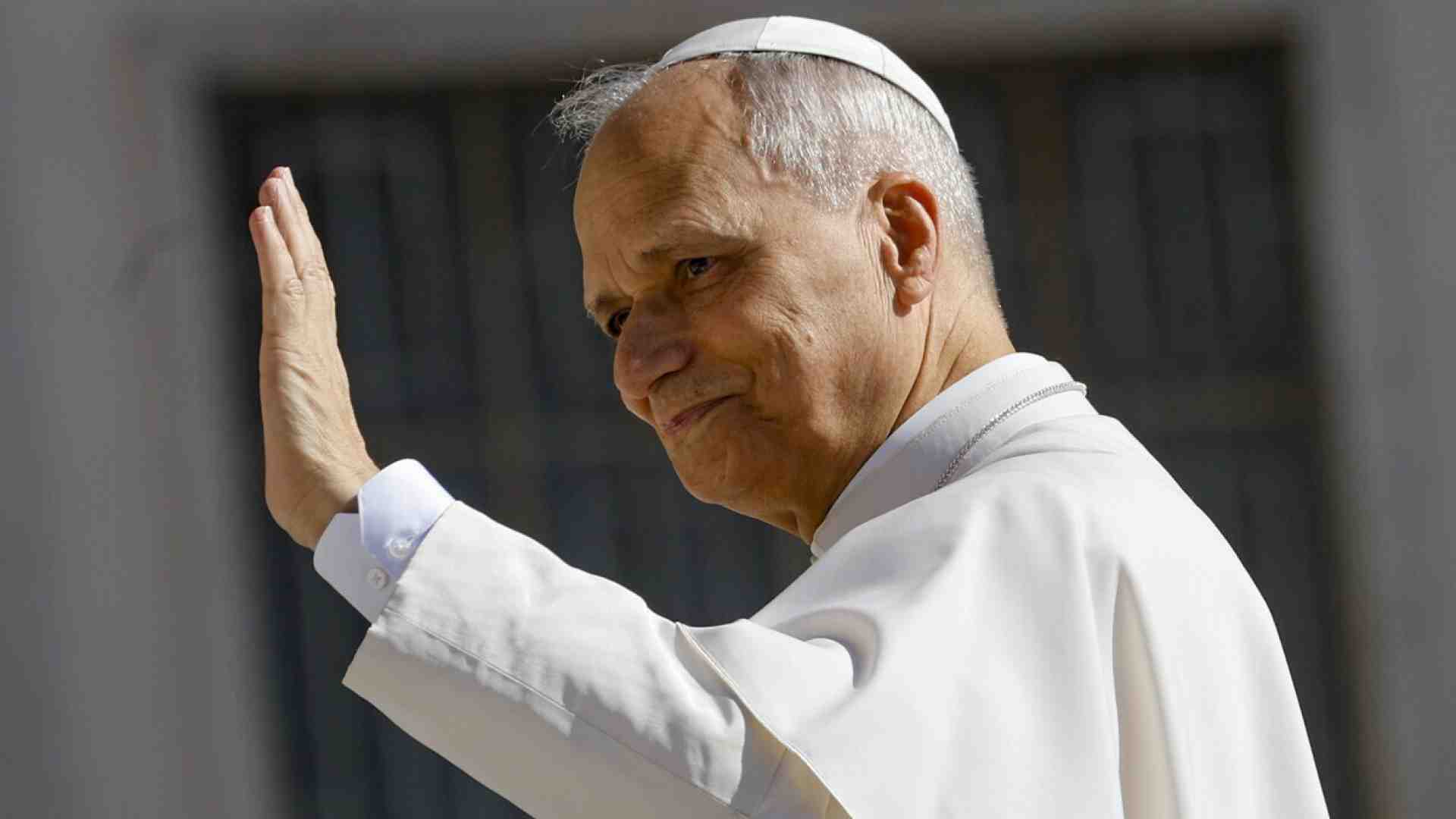 Regina Caeli e Feliz Navidad. Leone, il Papa che cantando prega due volte
