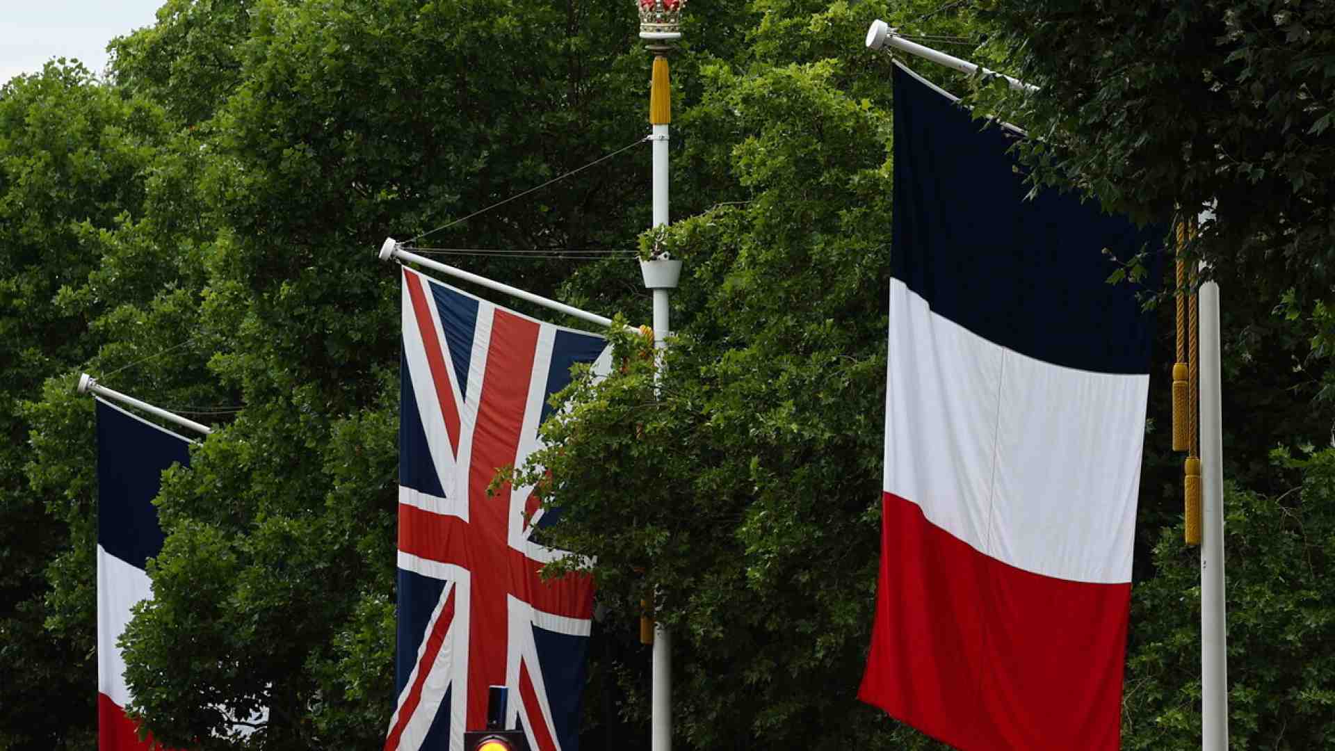 Inglesi e francesi uniti nell’autodenigrazione. E abbasso lingua e bandiera