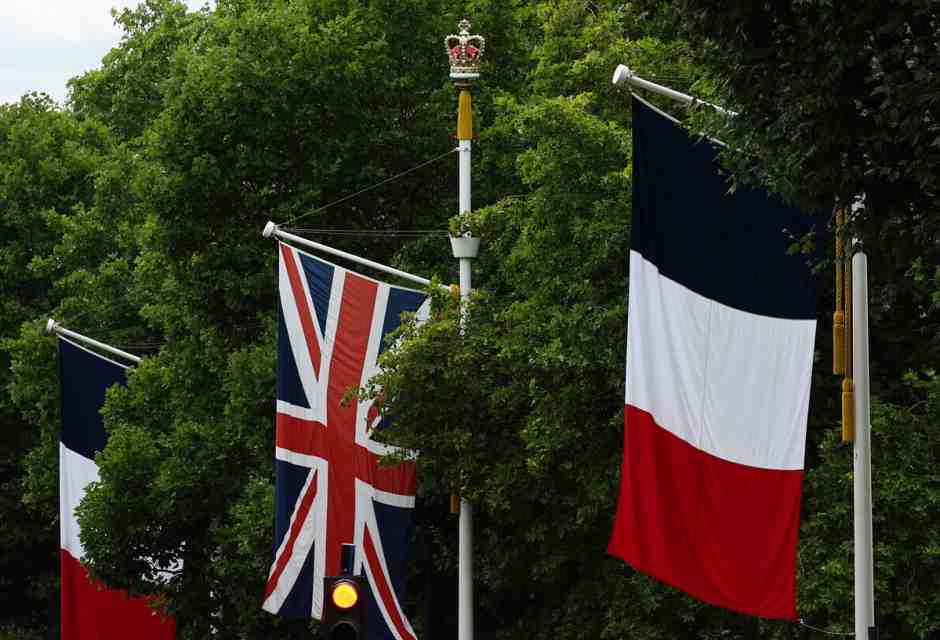 Inglesi e francesi uniti nell’autodenigrazione. E abbasso lingua e bandiera