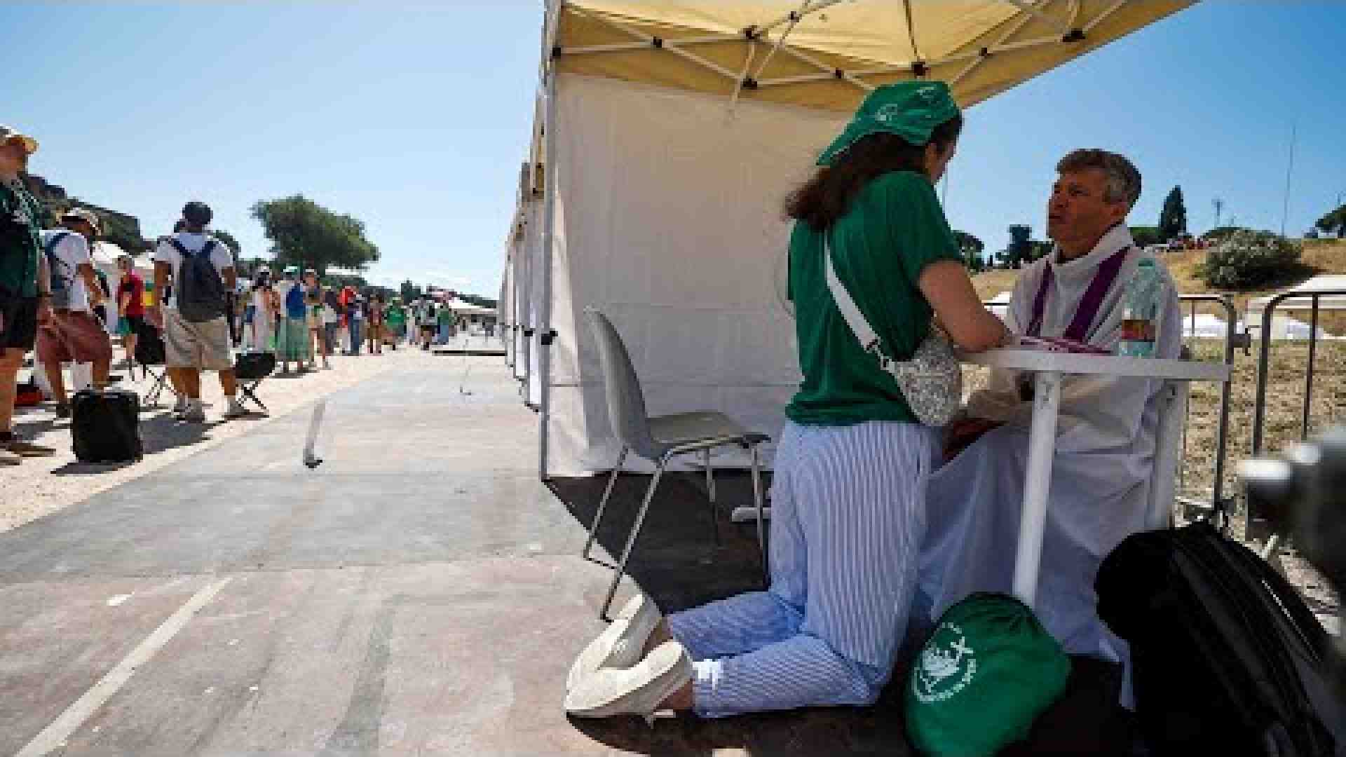Viaggio al Circo Massimo: migliaia di giovani in coda ai confessionali