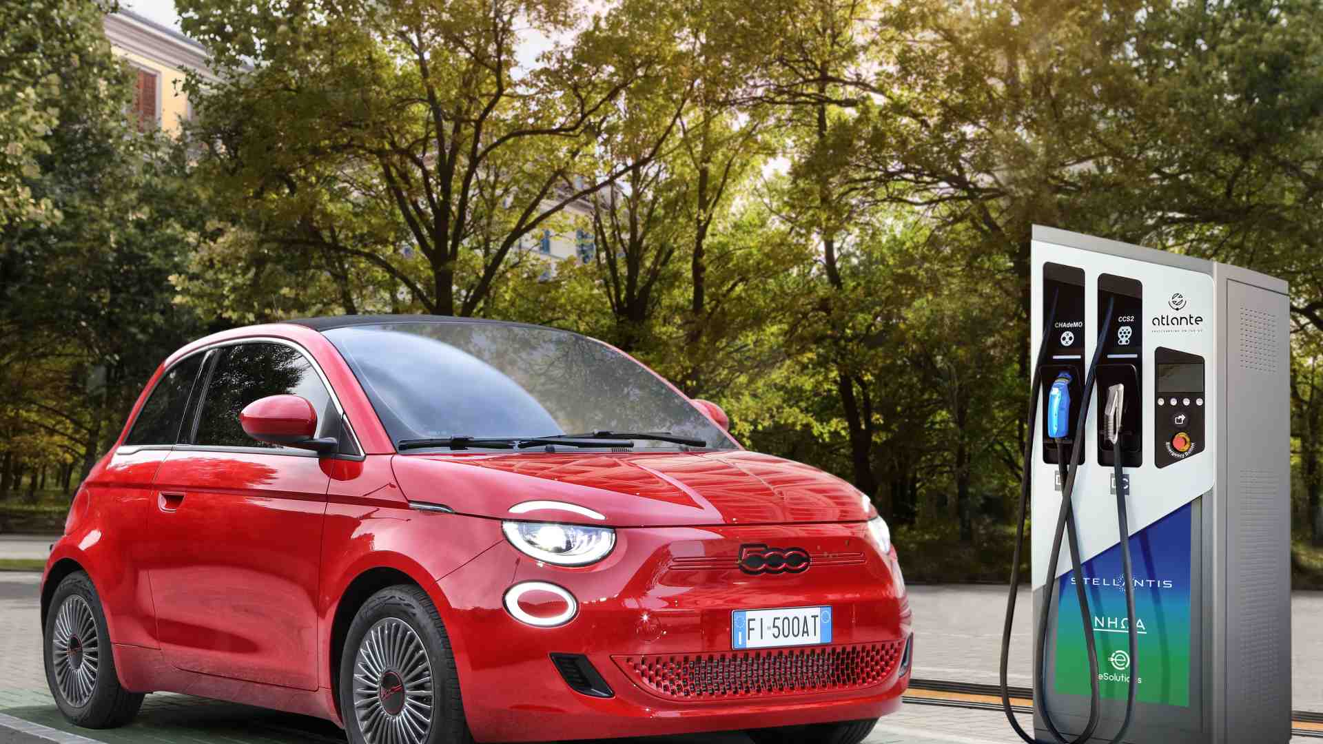 Mercato auto ancora in calo a luglio, ma qualcuno festeggia