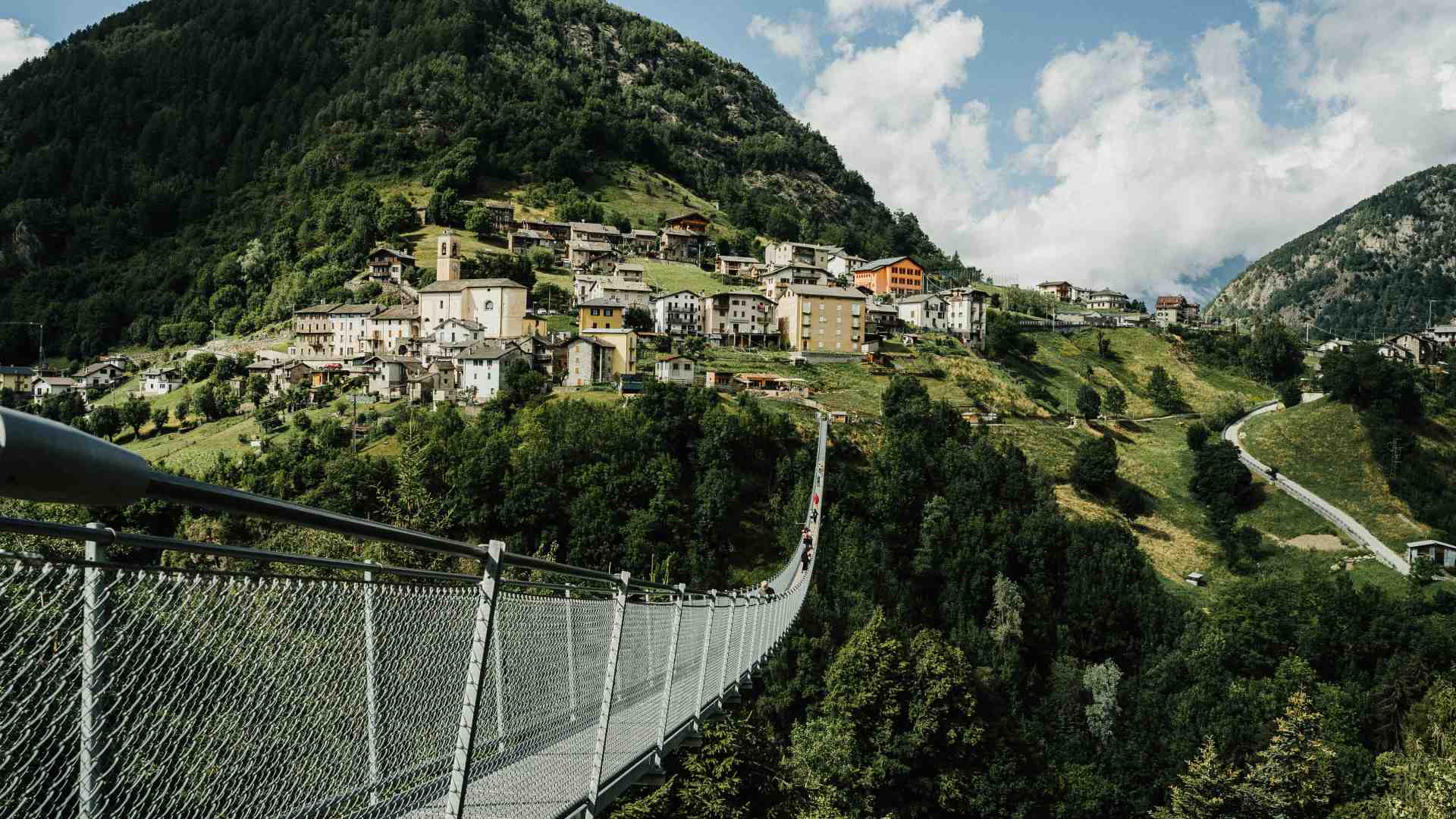 Tra strade impossibili e case sgarrupate, ecco l’Italia vista da colti visitatori