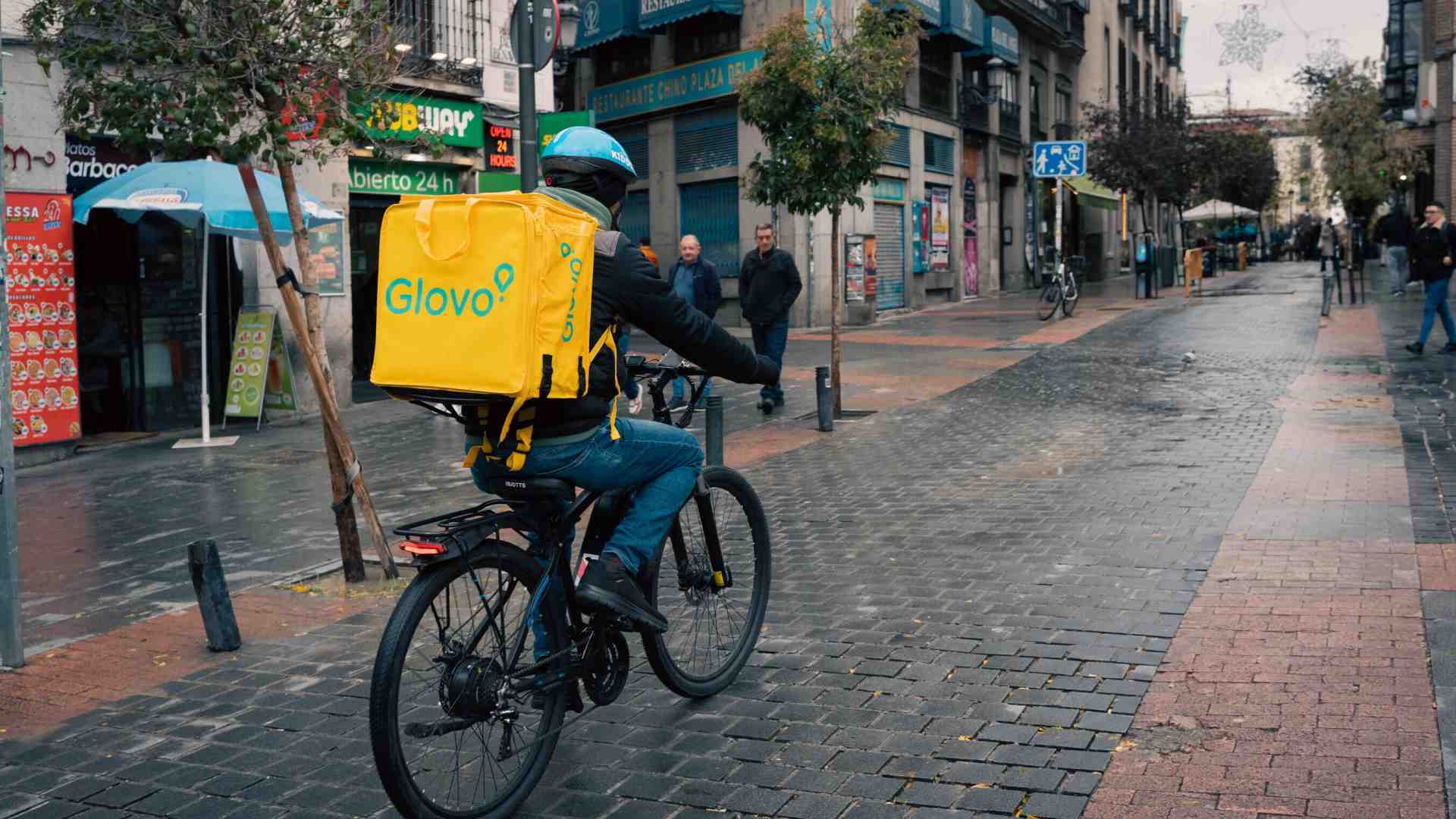 Il mondo del delivery fa i conti con il caldo. Glovo ritira il bonus per i rider, Just eat riduce le ore lavorative