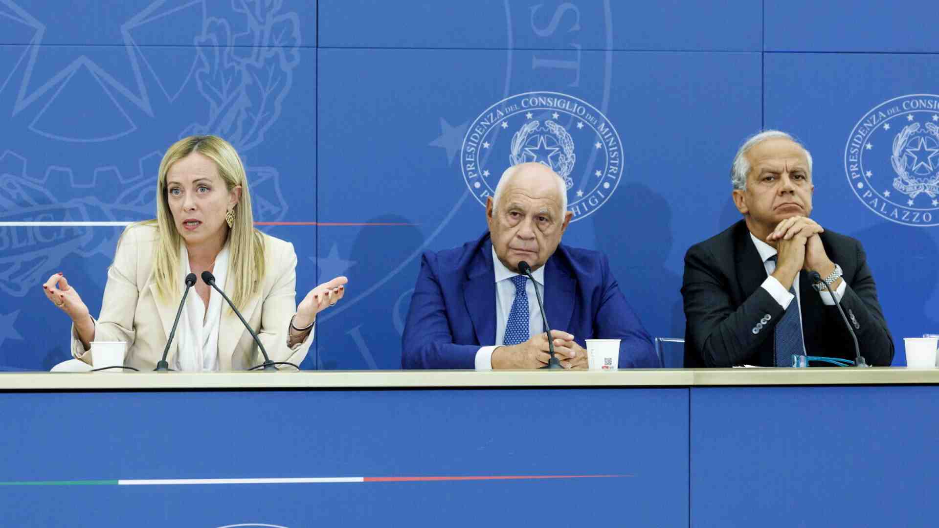 Meloni archiviata per il caso Almasri. "Ma verrà chiesto processo per Piantedosi, Nordio e Mantovano"