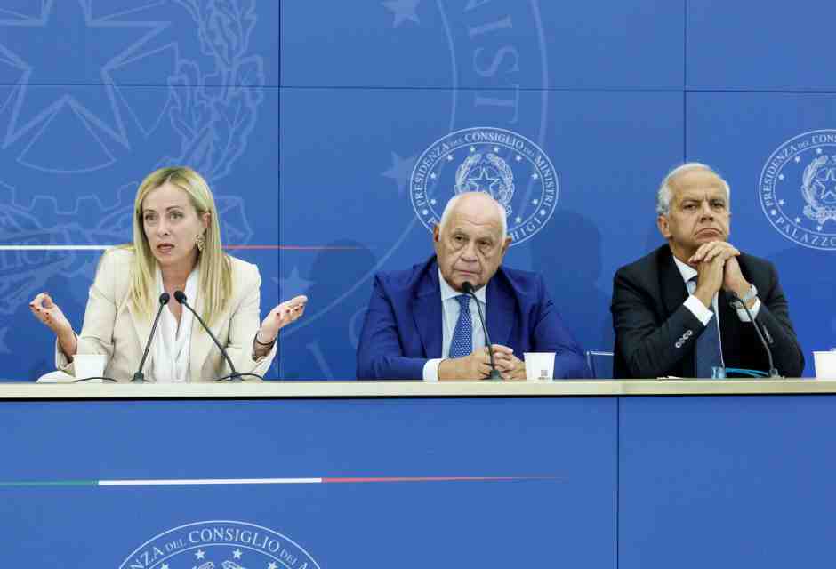 Meloni archiviata per il caso Almasri. "Ma verrà chiesto processo per Piantedosi, Nordio e Mantovano"