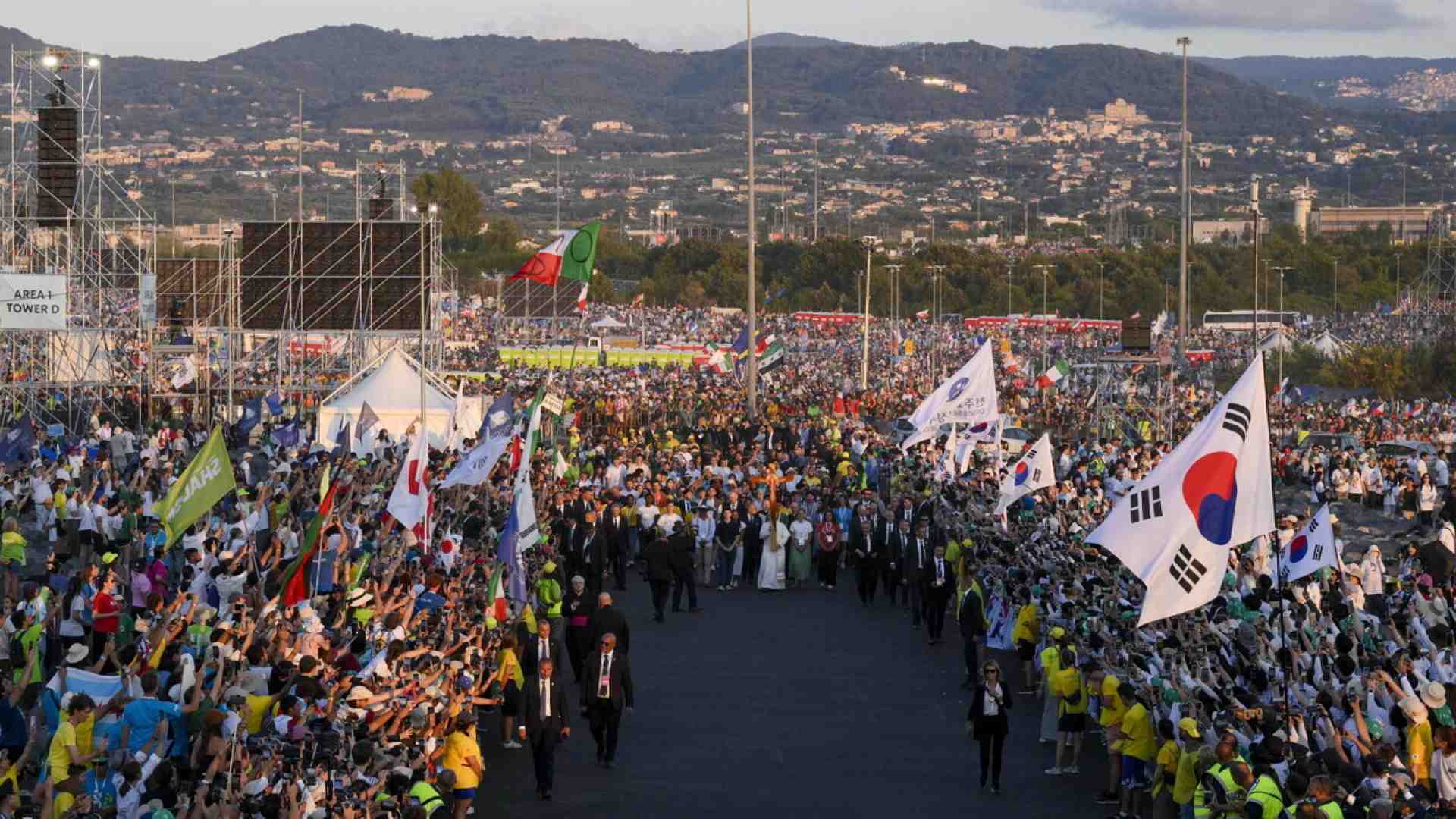 App di incontri e social (e forse tatuaggi nascosti): siamo tutti Papa boys