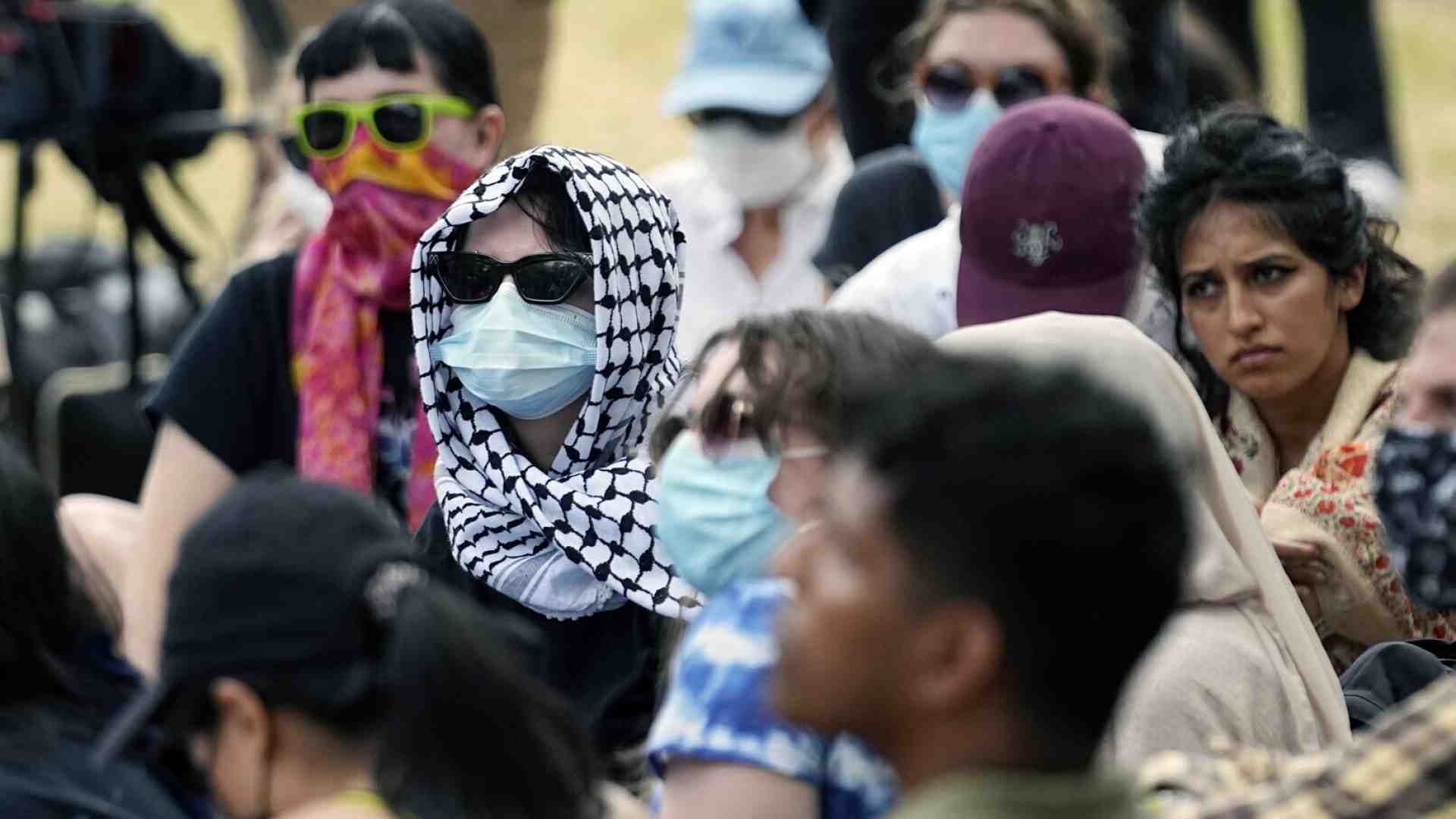 Lotte sociali che si trasformano in buffi combattimenti ideologici