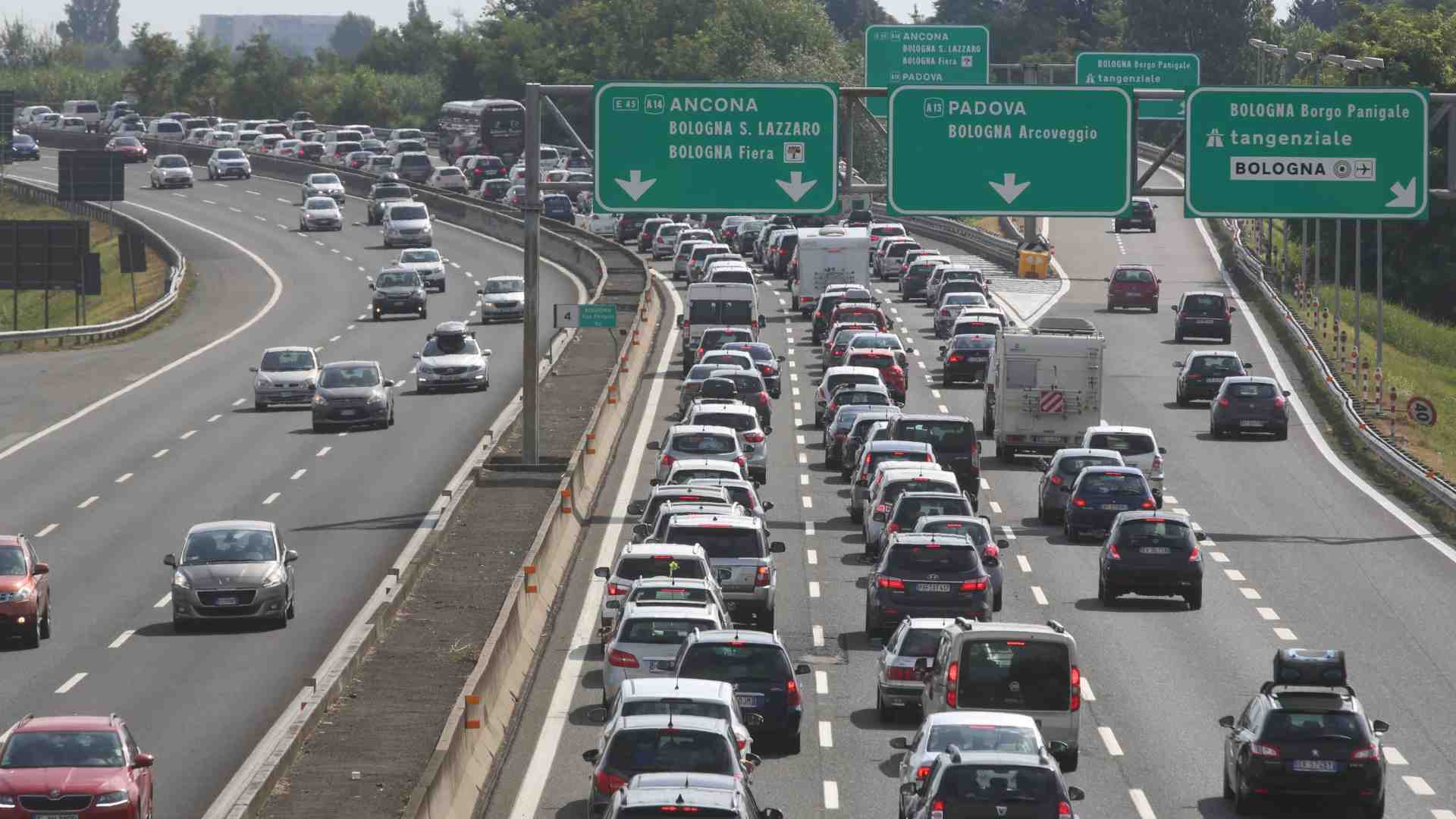 Esodo: ecco quanto ci costano benzina, autostrade e aree di servizio