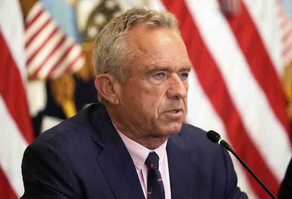 Kennedy Jr fa di nuovo il No vax: stop ai finanziamenti per i vaccini a mRNA