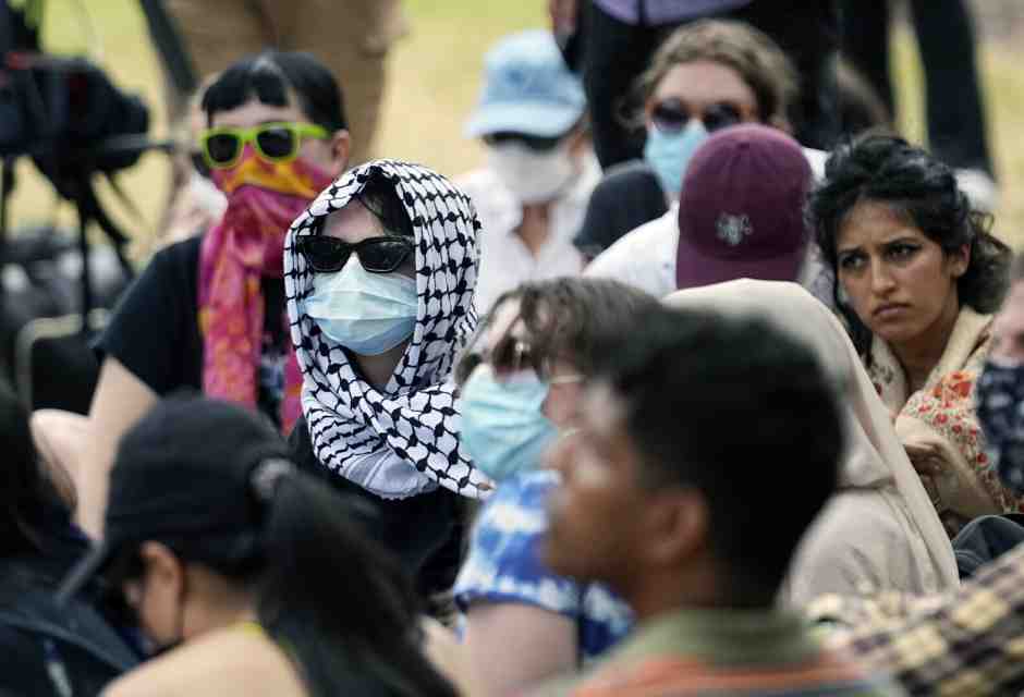 Lotte sociali che si trasformano in buffi combattimenti ideologici