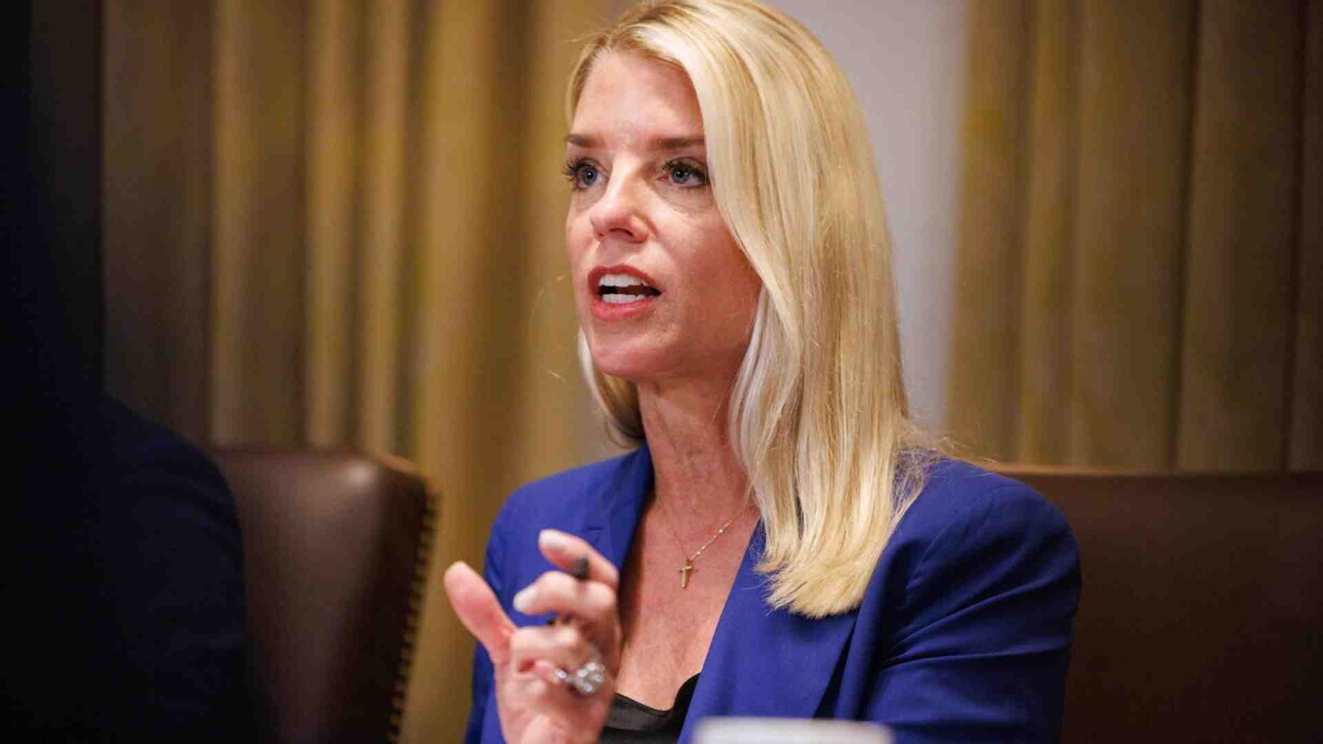 Il Russiagate, ancora. Pam Bondi riapre l’indagine (in Florida) per punire i dem. Trump giubila
