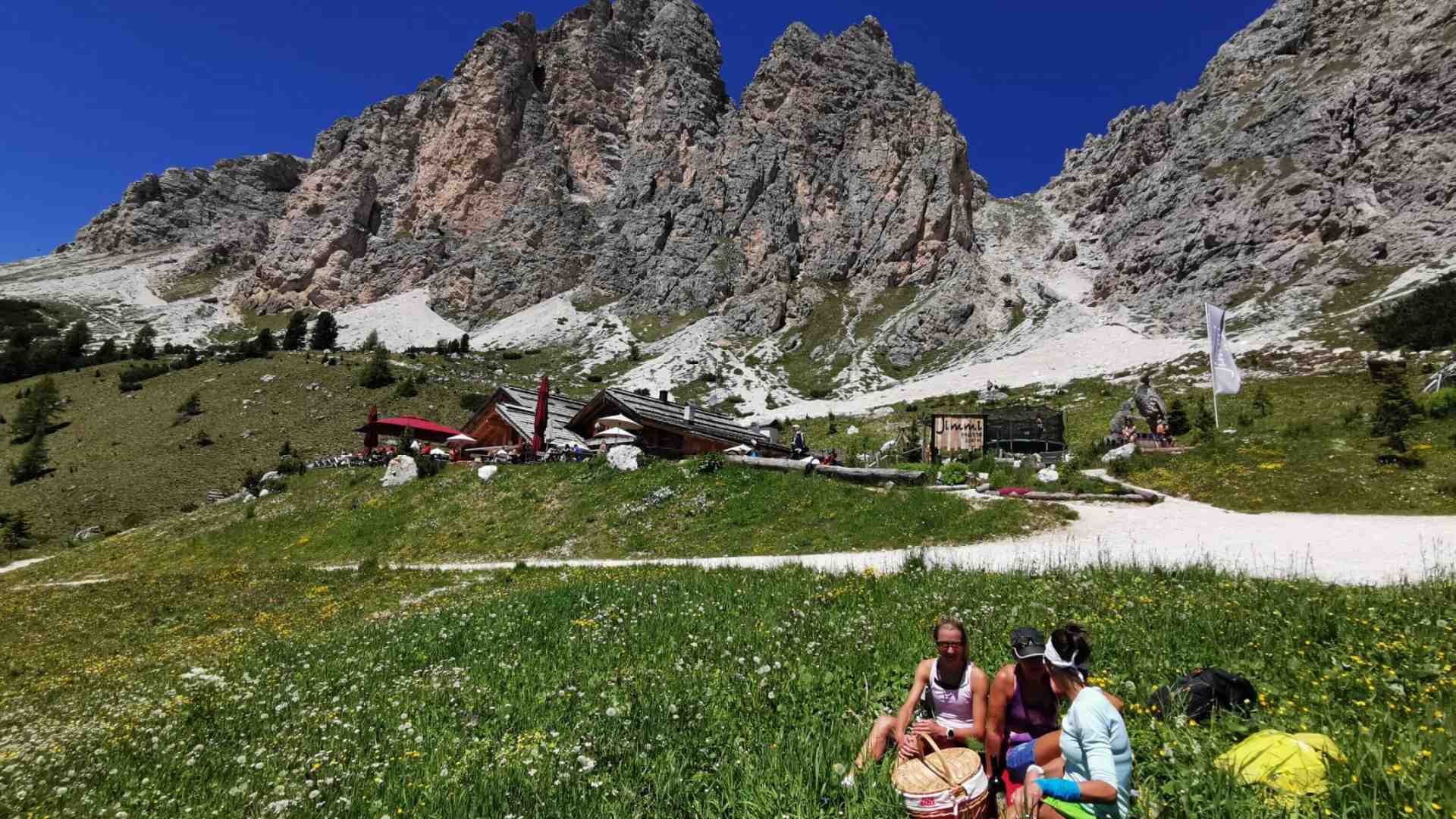 No Unesco? Ahi, ahi, ahi. Le Dolomiti invase dai turisti non vogliono il bollino Onu