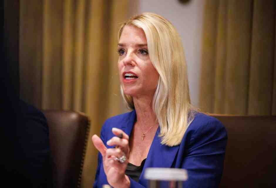 Il Russiagate, ancora. Pam Bondi riapre l’indagine (in Florida) per punire i dem. Trump giubila