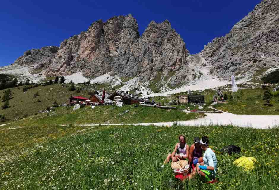 No Unesco? Ahi, ahi, ahi. Le Dolomiti invase dai turisti non vogliono il bollino Onu