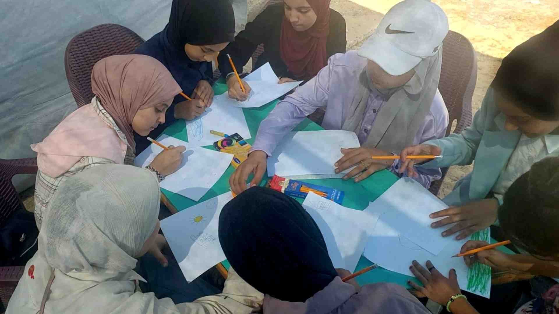 «Bombardano tutto, anche le tende». Il dramma nei disegni delle ragazze