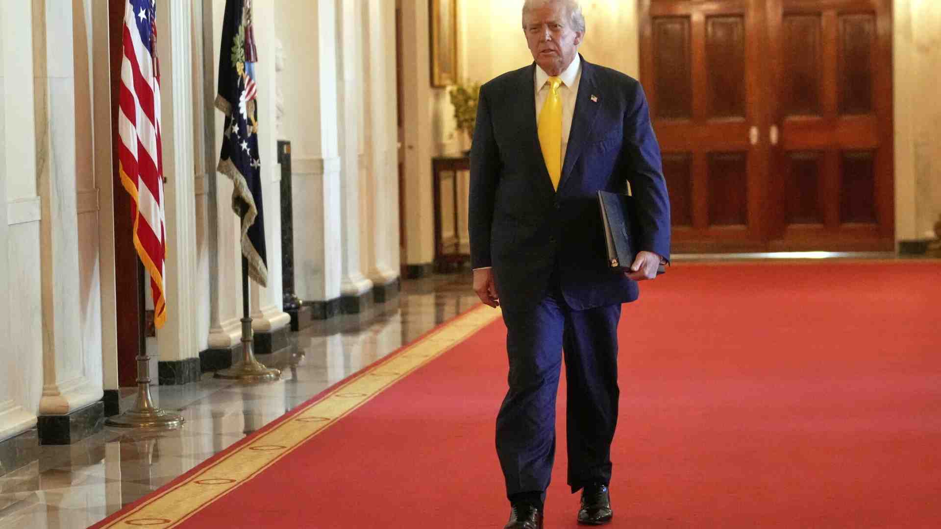 Lo show dei follower europei di Trump in mutande di fronte al trumpismo