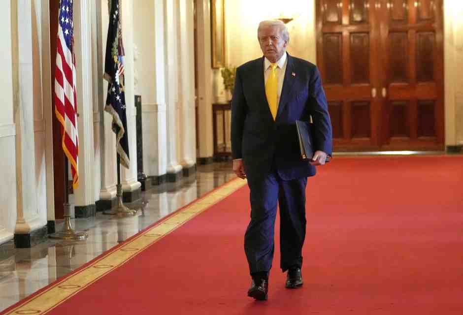 Lo show dei follower europei di Trump in mutande di fronte al trumpismo