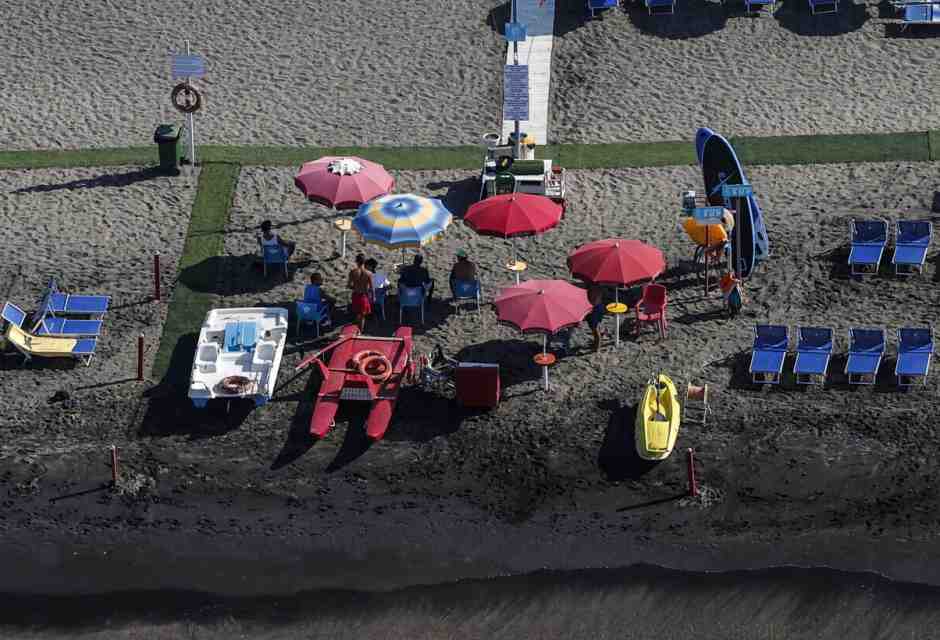 Mai così tanti italiani in vacanza. Spiagge vuote? Sono cambiate le mete