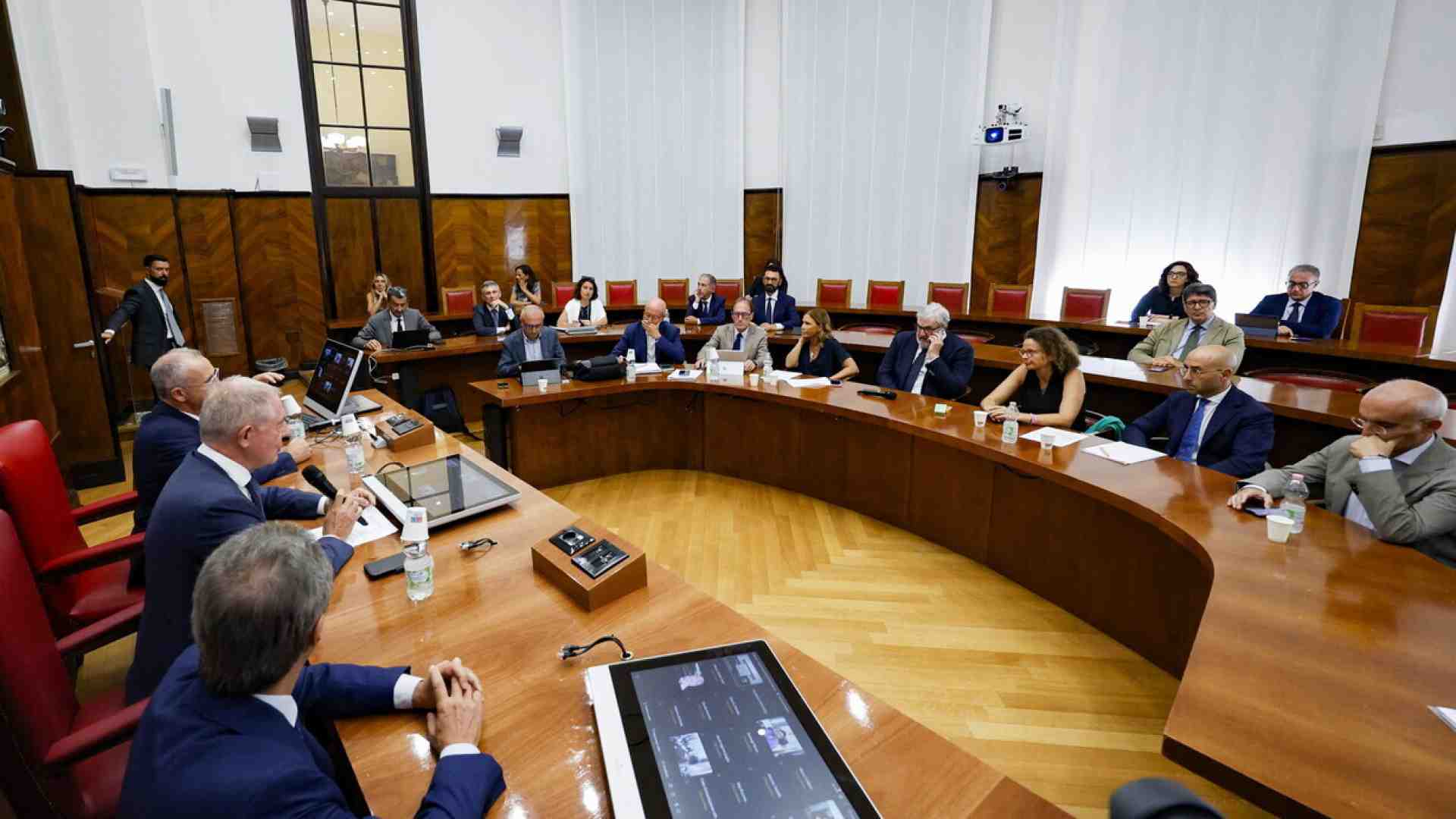 “Giornata decisiva”. Ma sull’ex Ilva è tutto rinviato a settembre