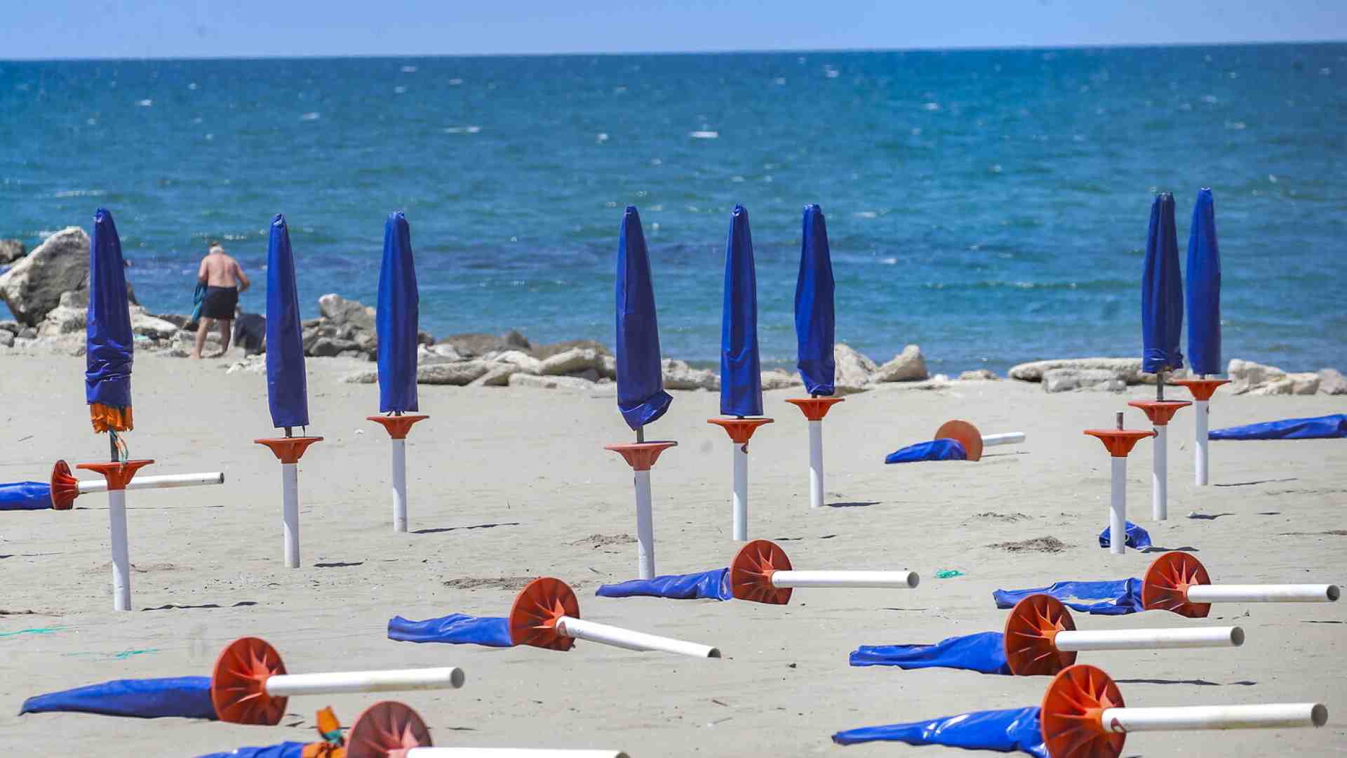 La “crisi” dell’ombrellone esiste davvero? FdI: “Boom montagna” e il Pd tifa “lo scoglio” minimo