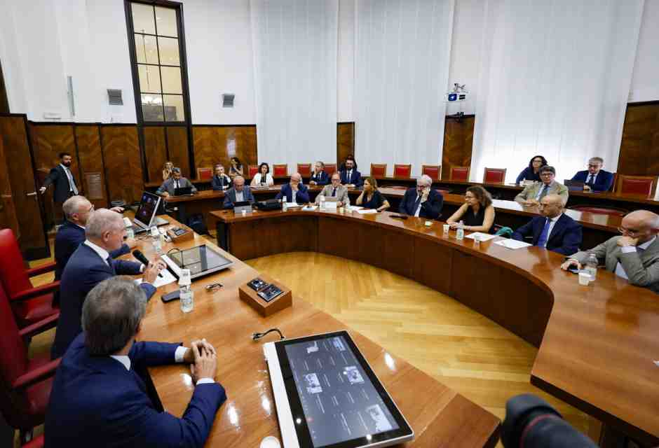 “Giornata decisiva”. Ma sull’ex Ilva è tutto rinviato a settembre