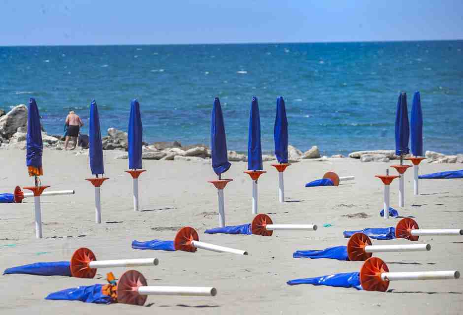 La “crisi” dell’ombrellone esiste davvero? FdI: “Boom montagna” e il Pd tifa “lo scoglio” minimo