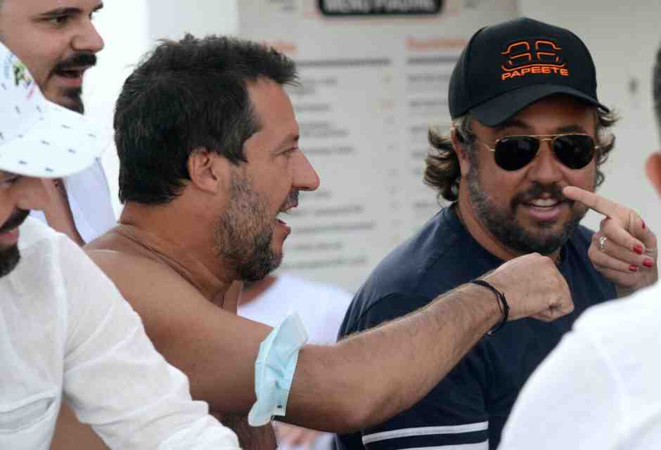 “Il ceto medio non va più in spiaggia per colpa dell’euro e della sinistra”. Parla Mr Papete