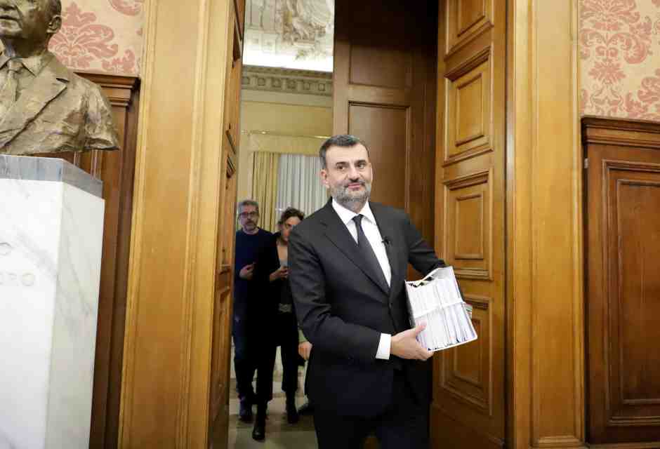 Decaro è il “mezzo” candidato e cerca (con Conte) di fermare Emiliano che dice: “Farò il frate semplice”