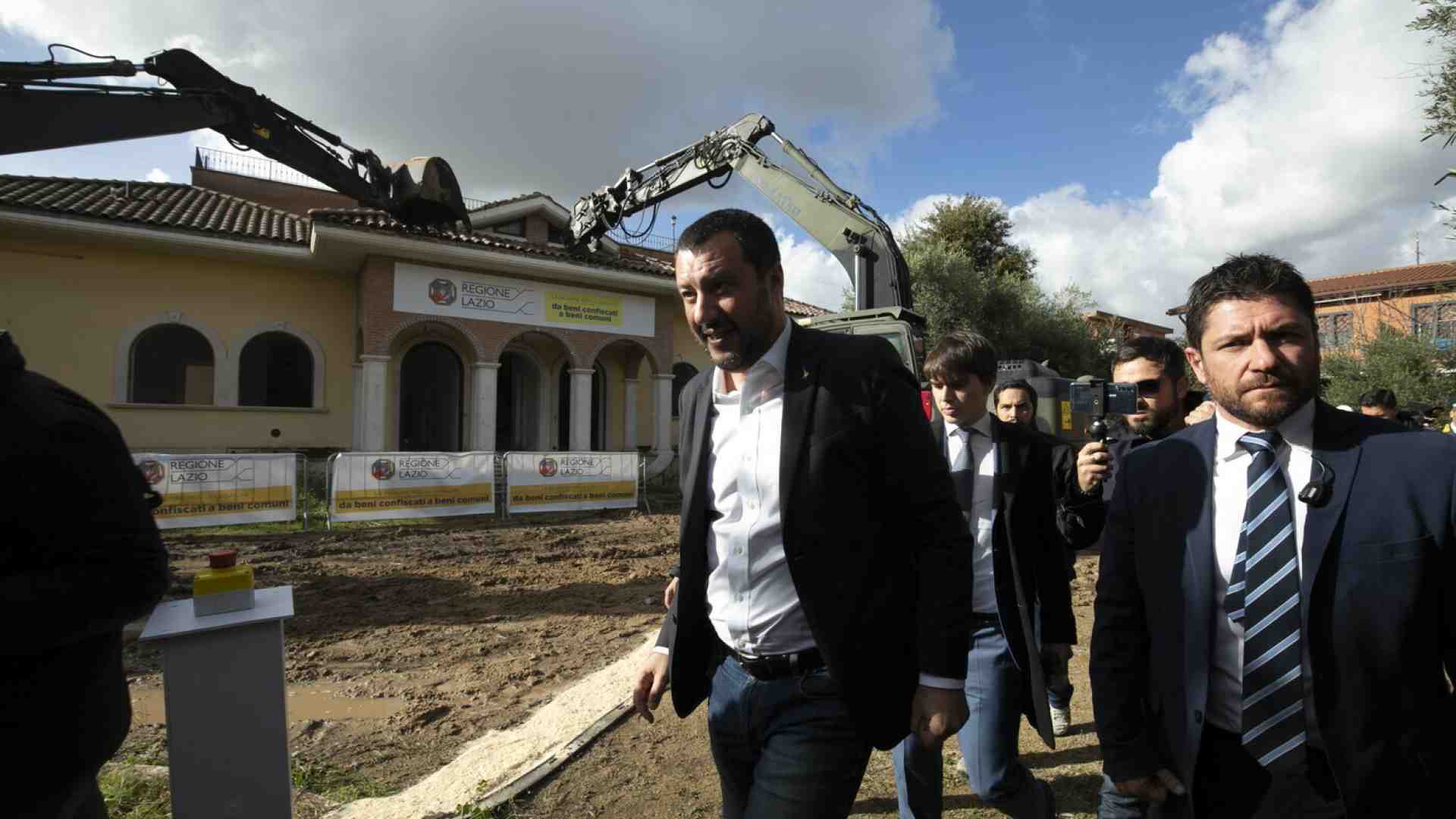 Salvini parcheggia la betoniera e risale sulla ruspa