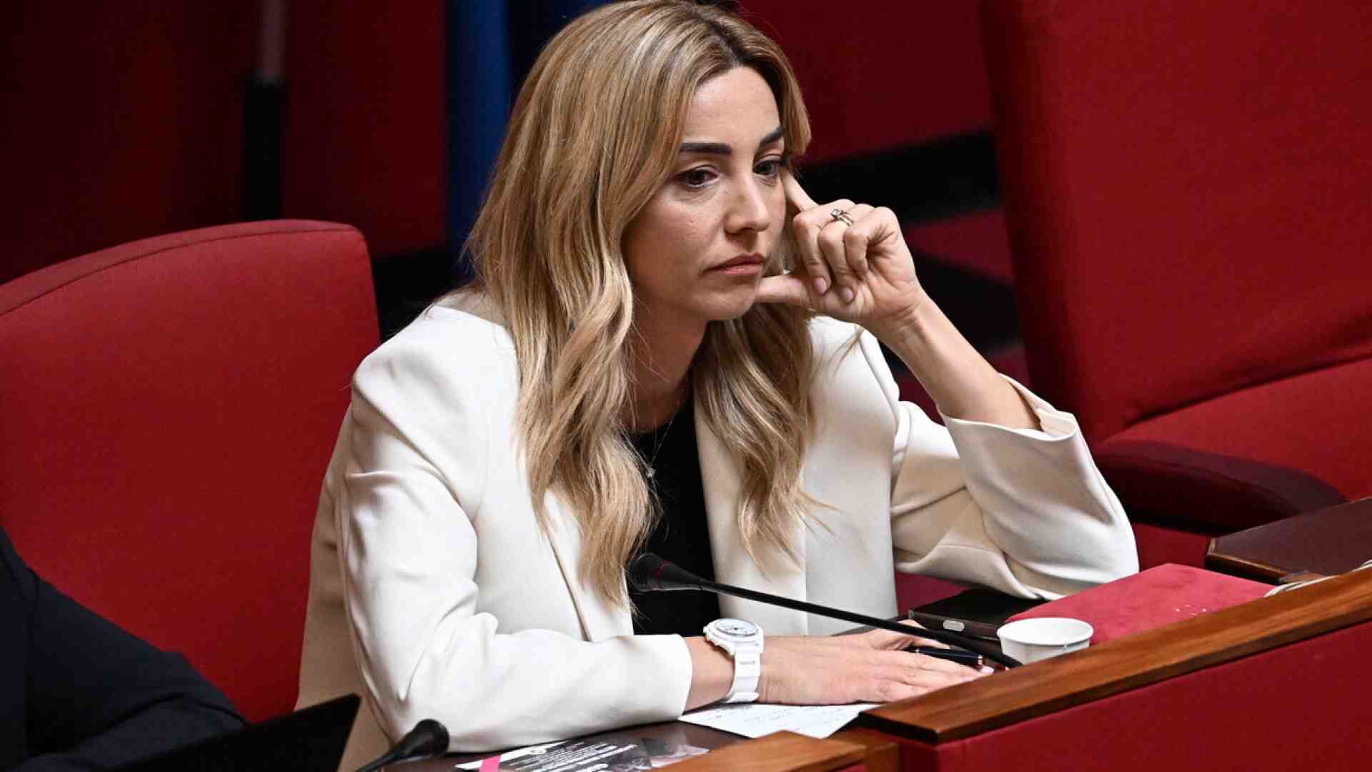 Gli scogli di Salis. Il no allo Skymetro, il traffico in tilt, “Stazzema come Gaza”: tutte le rogne della sindaca di Genova