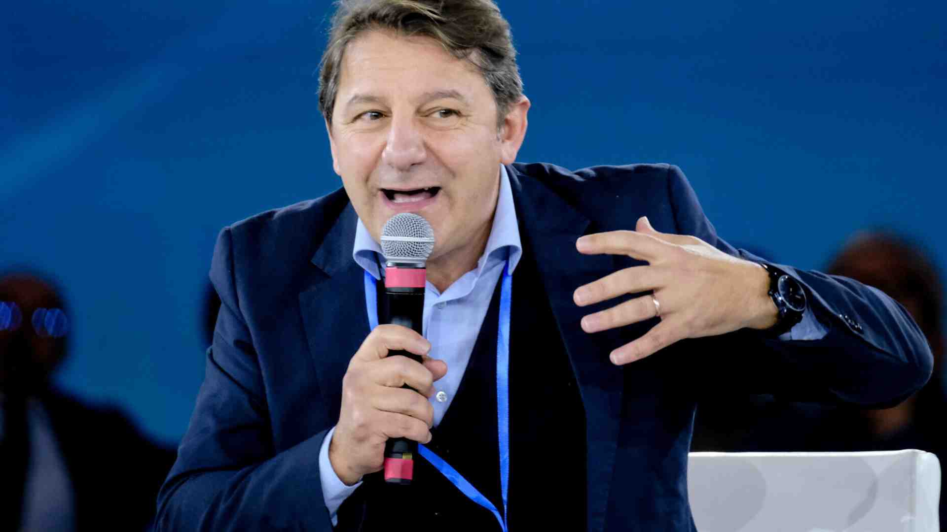 Tridico pinne e pedalò. Schlein gli dice: "Candidati in Calabria!", ma l'ex presidente Inps risponde: "Mia moglie non vuole"