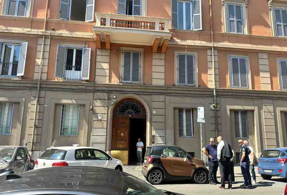 Poco Fratelli d’Italia, i baby Meloni occupano la sede. Dispetti e Polizia