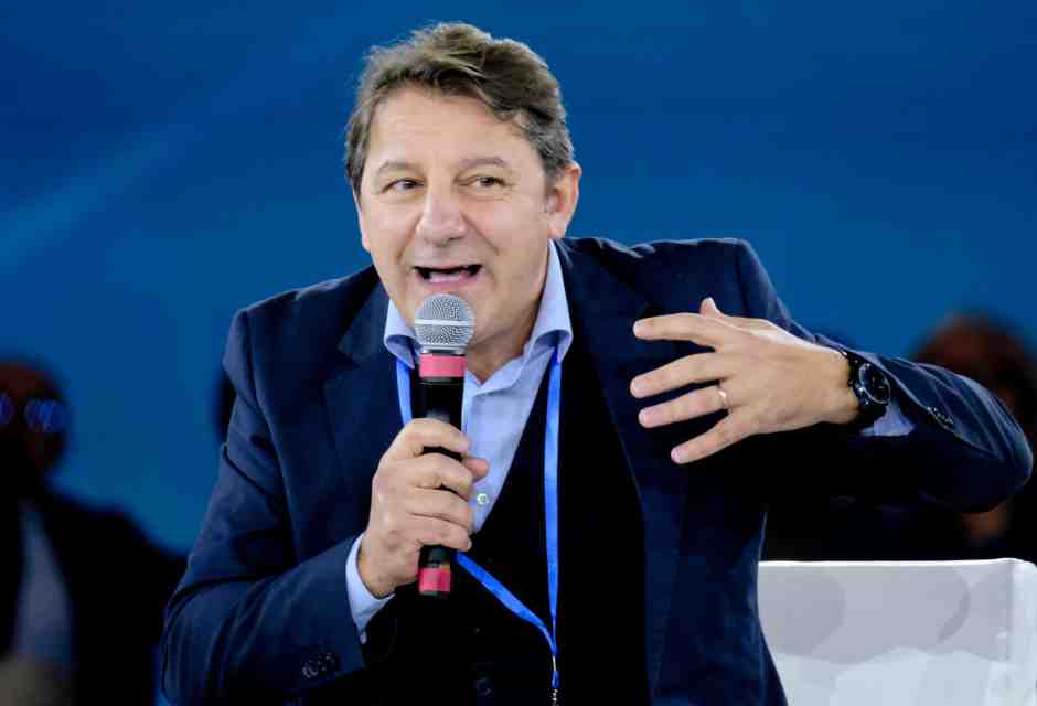 Tridico pinne e pedalò. Schlein gli dice: "Candidati in Calabria!", ma l'ex presidente Inps risponde: "Mia moglie non vuole"