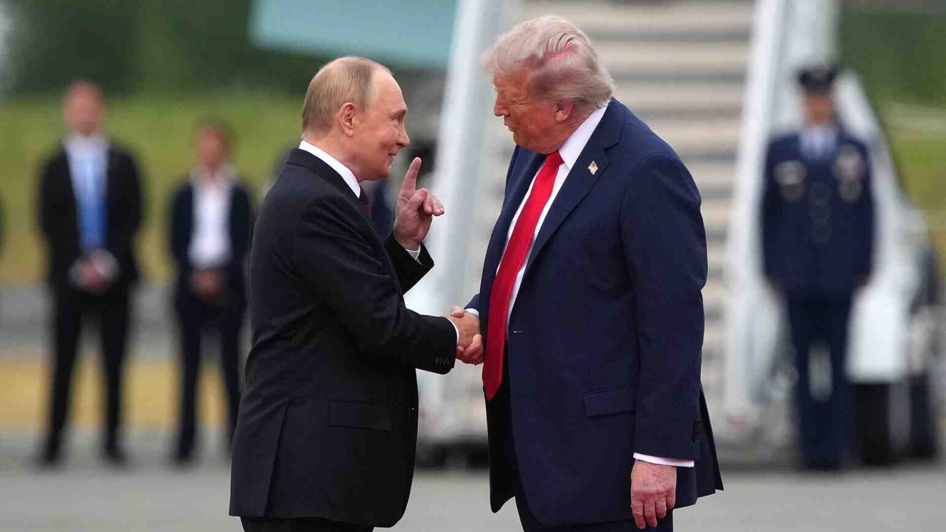Putin e Trump atterrati in Alaska. La stretta di mano e poi in auto insieme