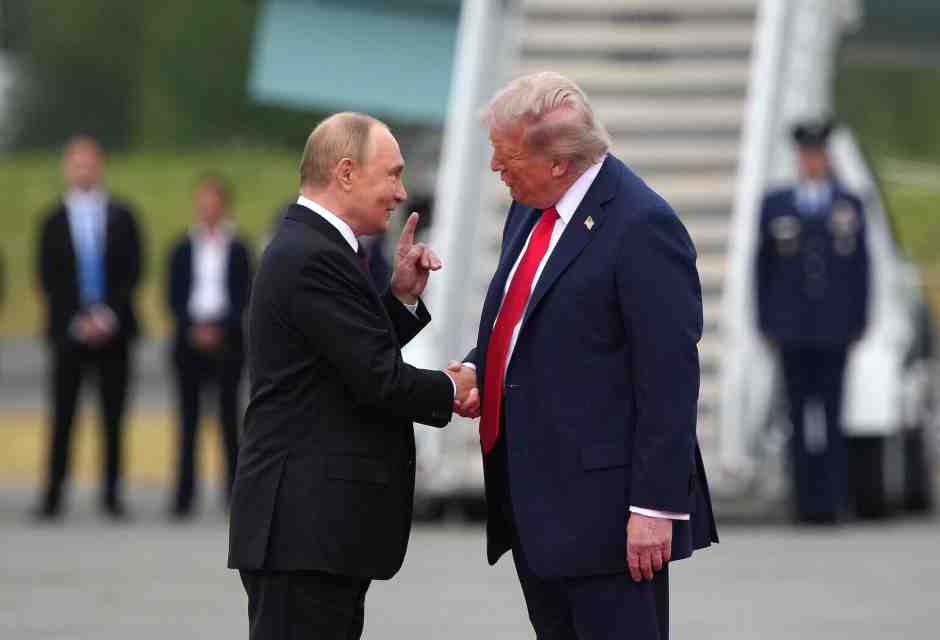 Putin e Trump atterrati in Alaska. La stretta di mano e poi in auto insieme