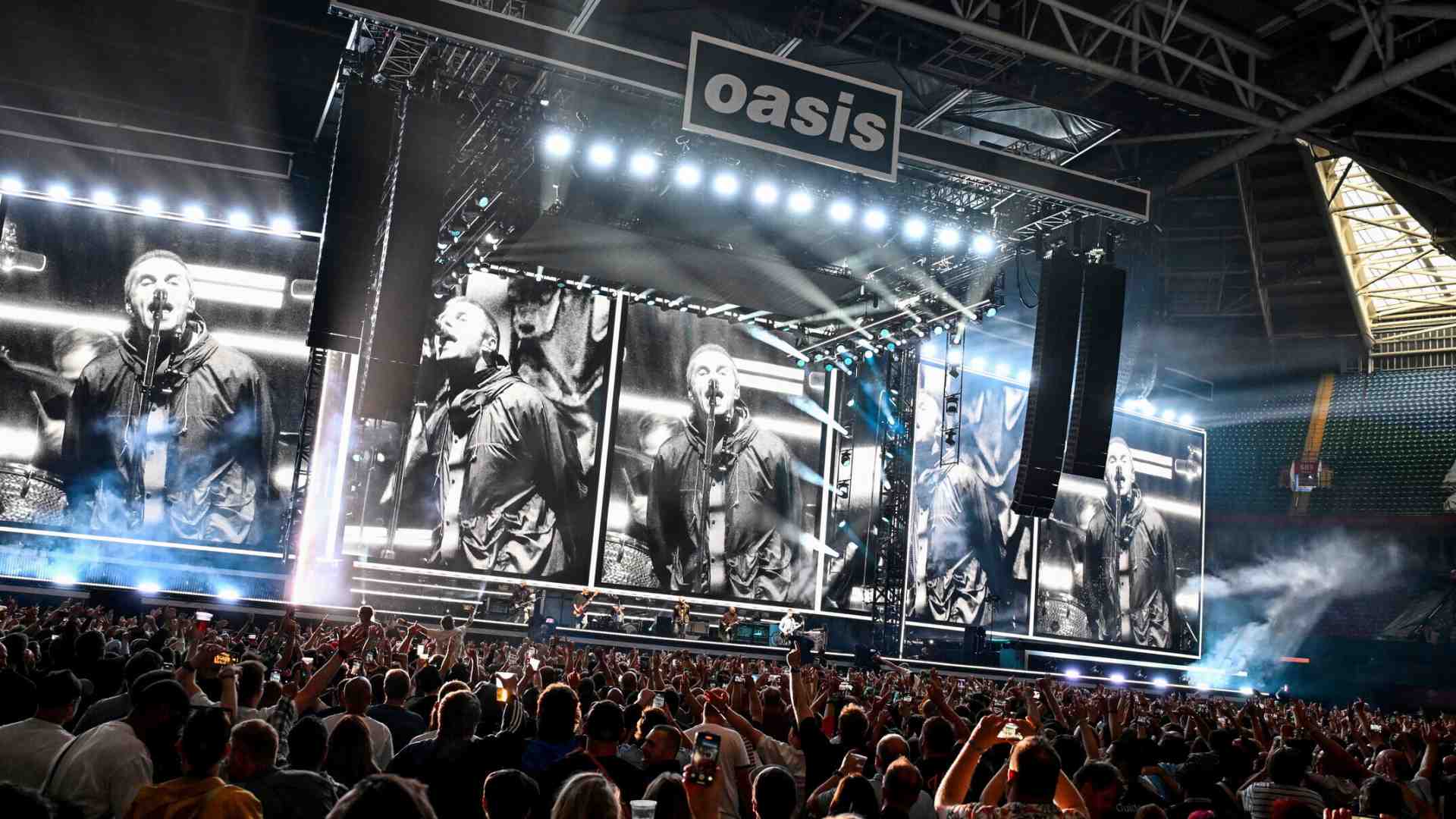Con questo tour, gli Oasis diventano agenti del sistema contro cui lanciavano anatemi