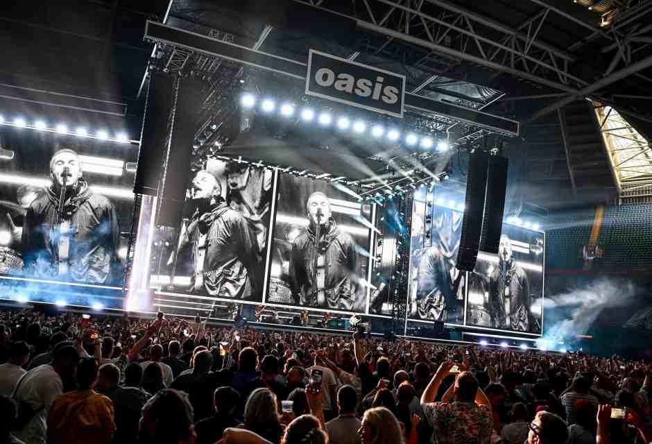 Con questo tour, gli Oasis diventano agenti del sistema contro cui lanciavano anatemi
