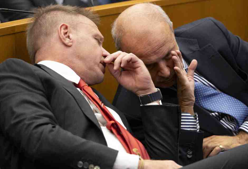 Vaccini, Lollobrigida contro Schillaci: "La scienza dominante non è sempre giusta. Se rischia? È difeso dalle opposizioni"