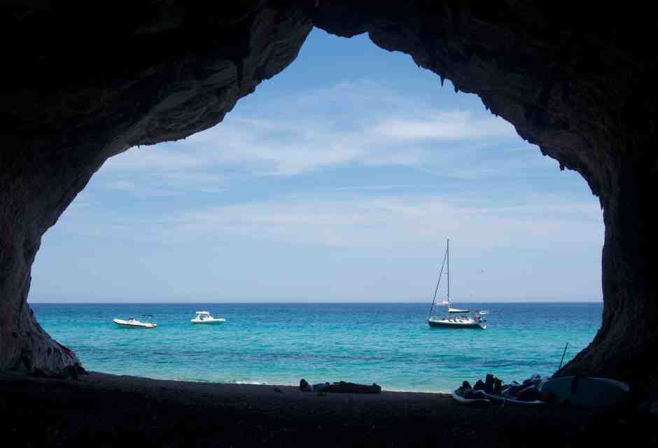 Un nuovo mondo che sale dal mare. Lettera da una cala sarda