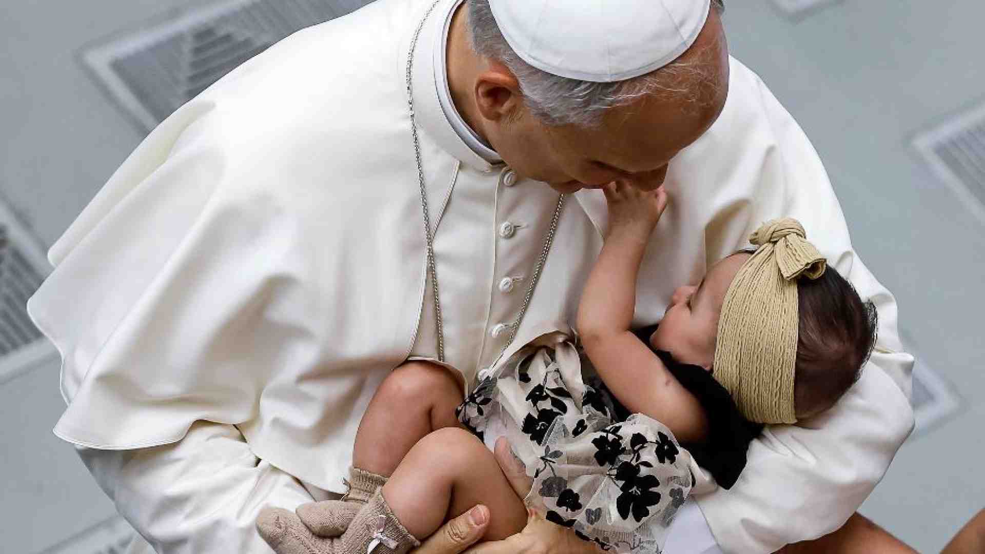 Il Papa al Meeting: troppo dolore innocente, dalle macerie nasca la pace